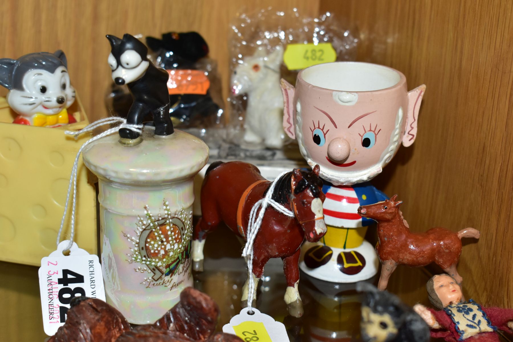 A SMALL GROUP OF LEAD FIGURES AND NOVELTY ITEMS INCLUDING FELIX THE CAT, etc, a Britains - Image 7 of 10