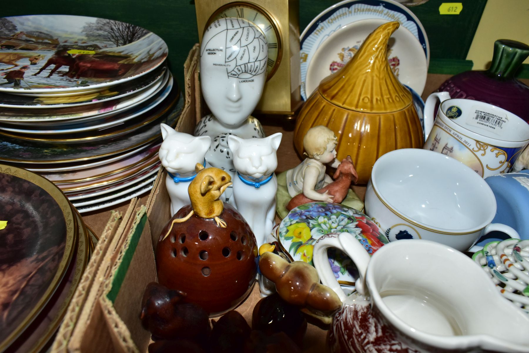 FOUR BOXES AND LOOSE CERAMICS, GLASS, MISCELLANEOUS ITEMS, BOXED CABINET PLATES, etc, to include - Image 15 of 16
