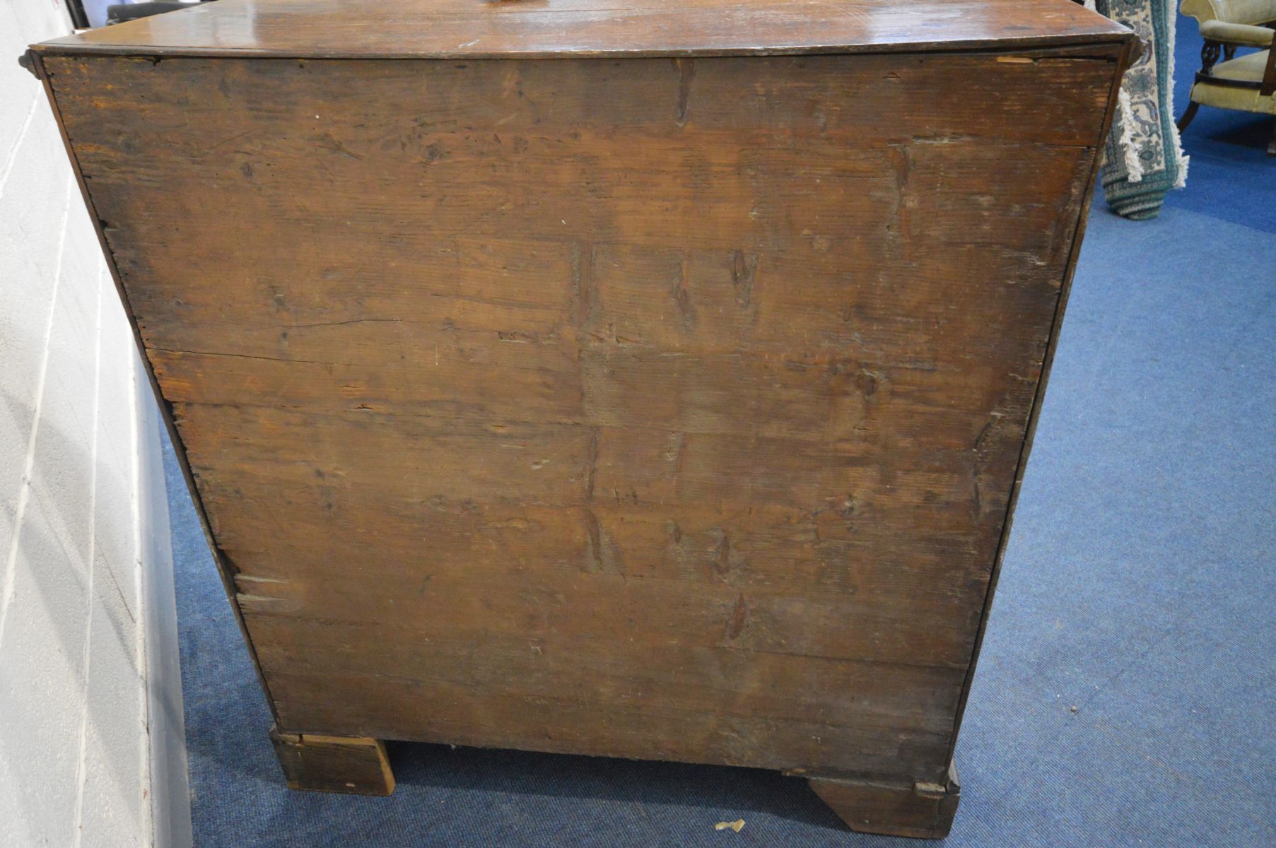 A GEORGIAN OAK CHEST OF TWO SHORT OVER FOUR GRADUATED DRAWERS, drop handles, on bracket feet, - Image 7 of 8