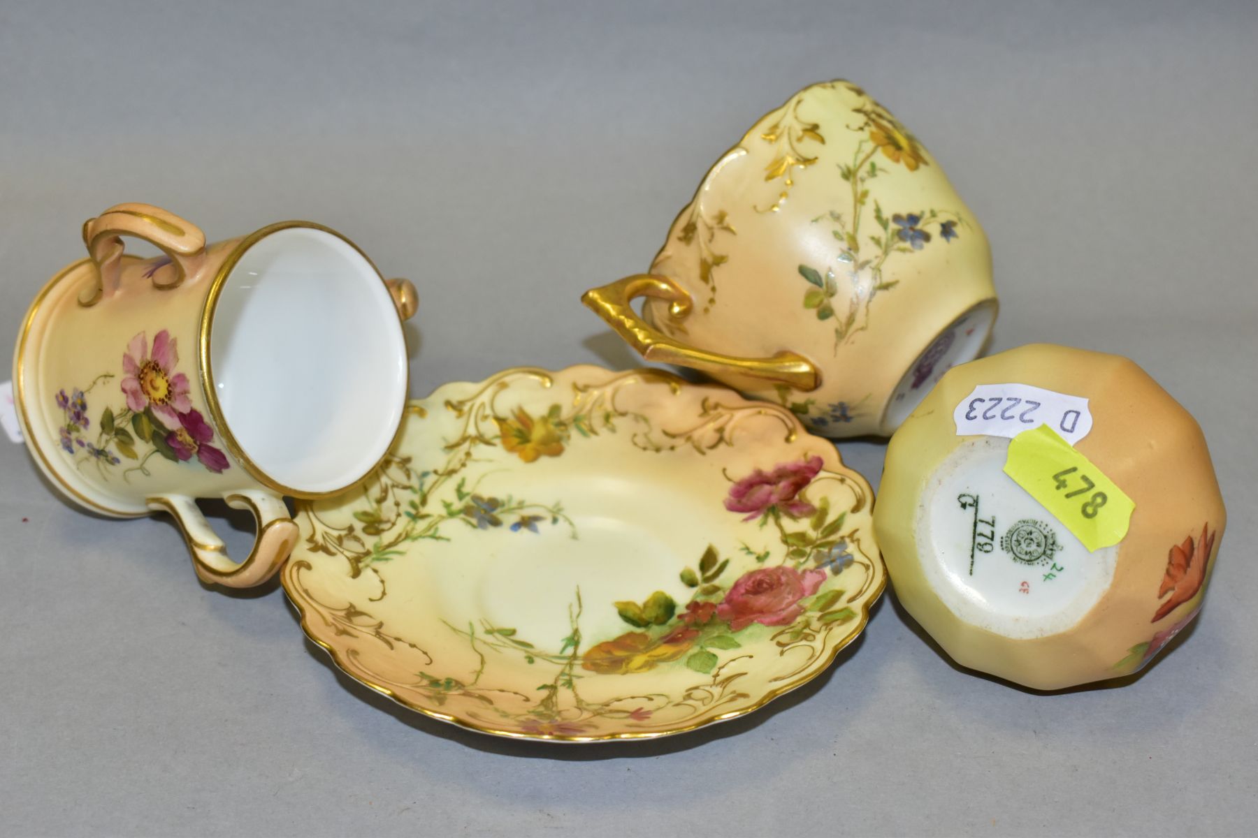 A ROYAL WORCESTER BLUSH IVORY MATCHED COFFEE CUP AND SAUCER AND TWO OTHER SIMILAR ITEMS, the cup and - Bild 4 aus 4