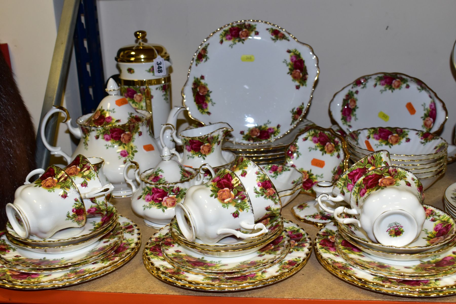 ROYAL ALBERT OLD COUNTRY ROSES DINNER/TEASET, comprising bread plate, six dinner plates, diameter