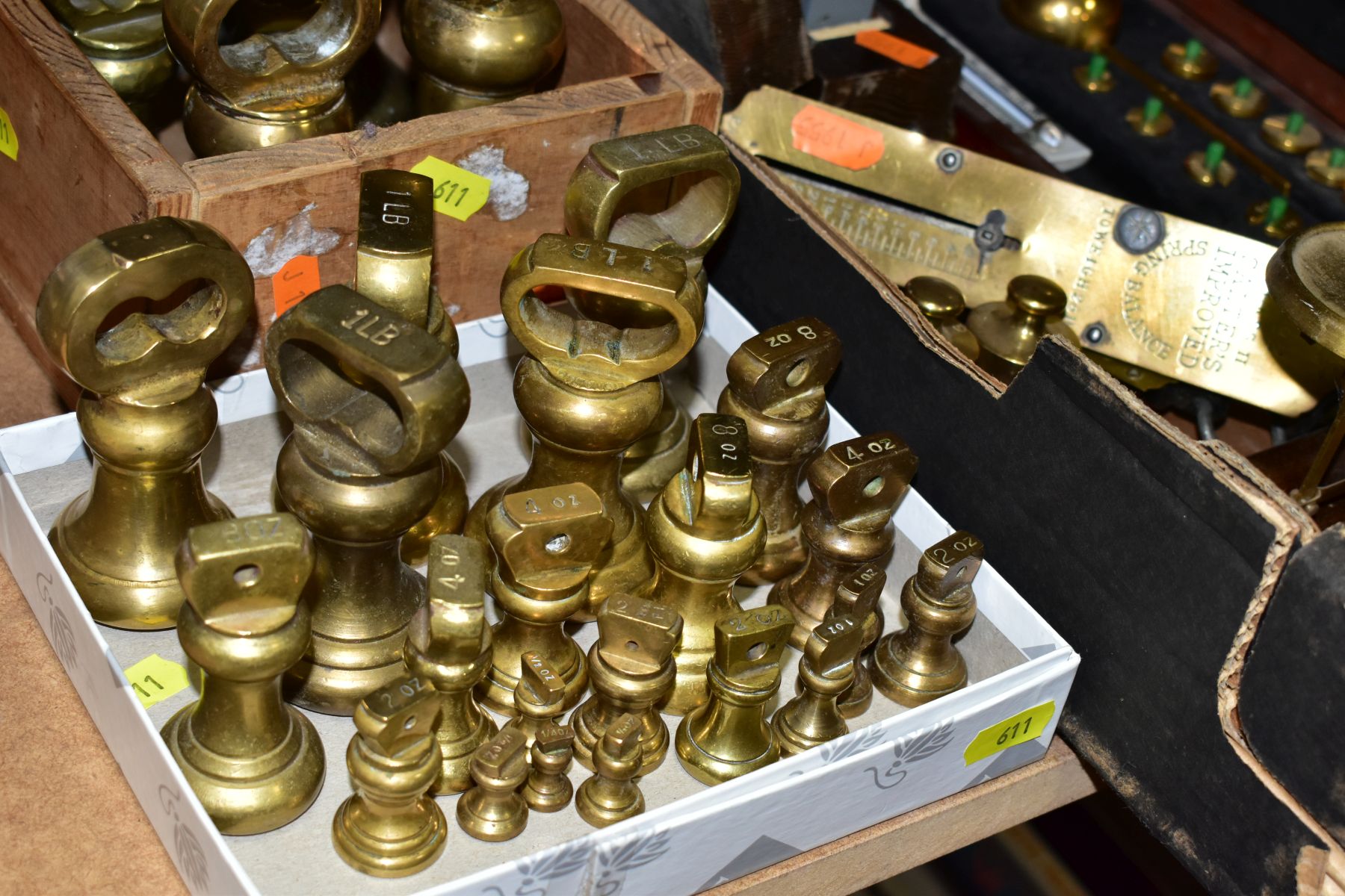 THREE BOXES AND LOOSE SCALES, WEIGHTS, etc, to include various brass bell weights 4lb to 1/4oz and - Bild 2 aus 9