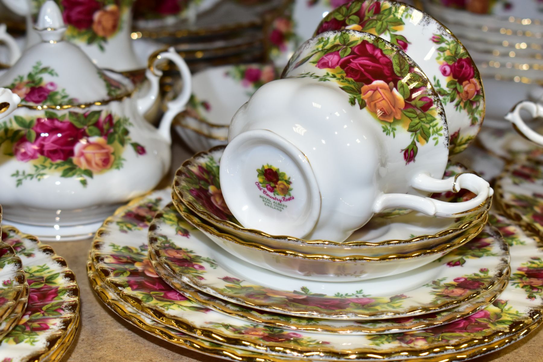 ROYAL ALBERT OLD COUNTRY ROSES DINNER/TEASET, comprising bread plate, six dinner plates, diameter - Bild 3 aus 6