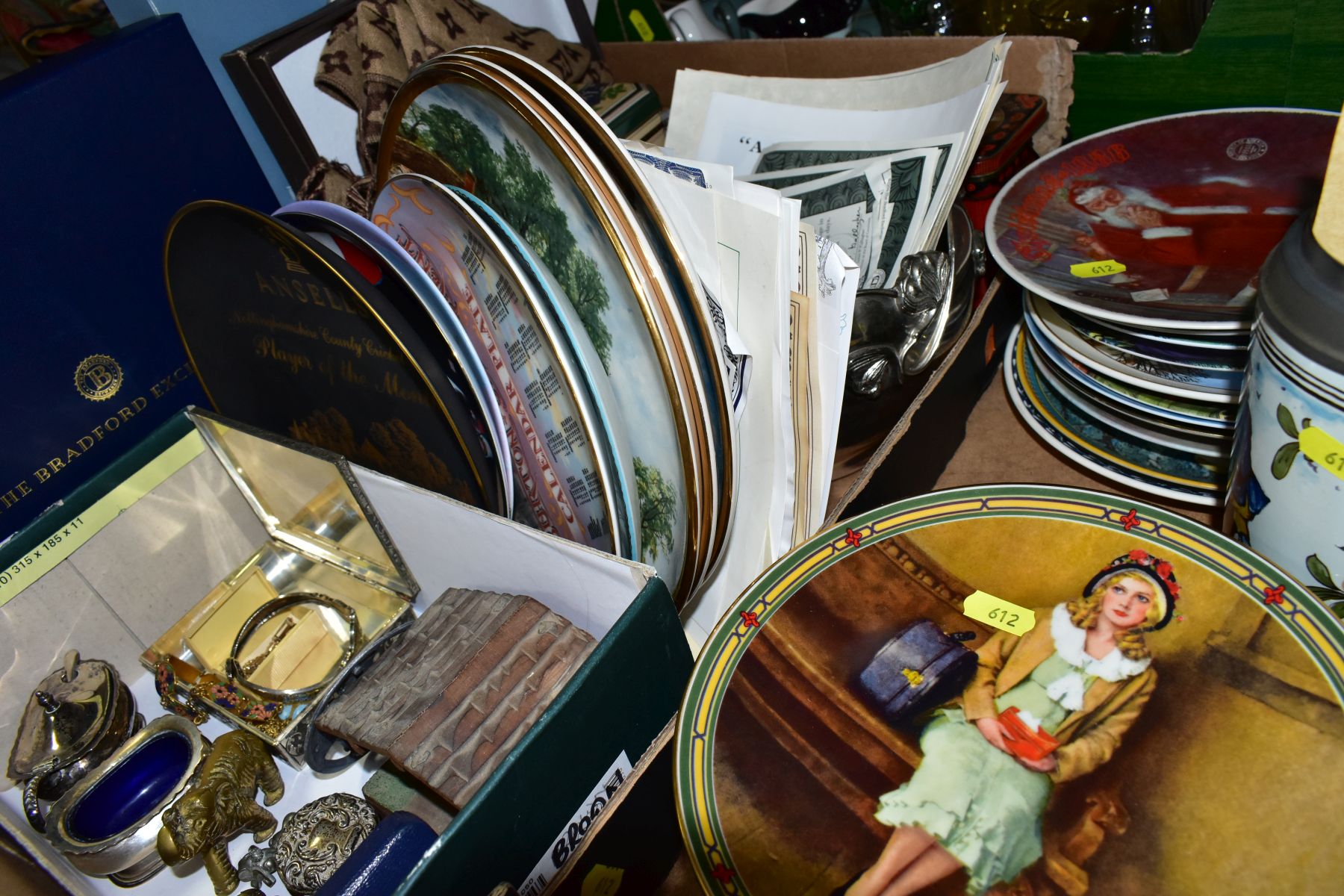 FOUR BOXES AND LOOSE CERAMICS, GLASS, MISCELLANEOUS ITEMS, BOXED CABINET PLATES, etc, to include - Image 13 of 16