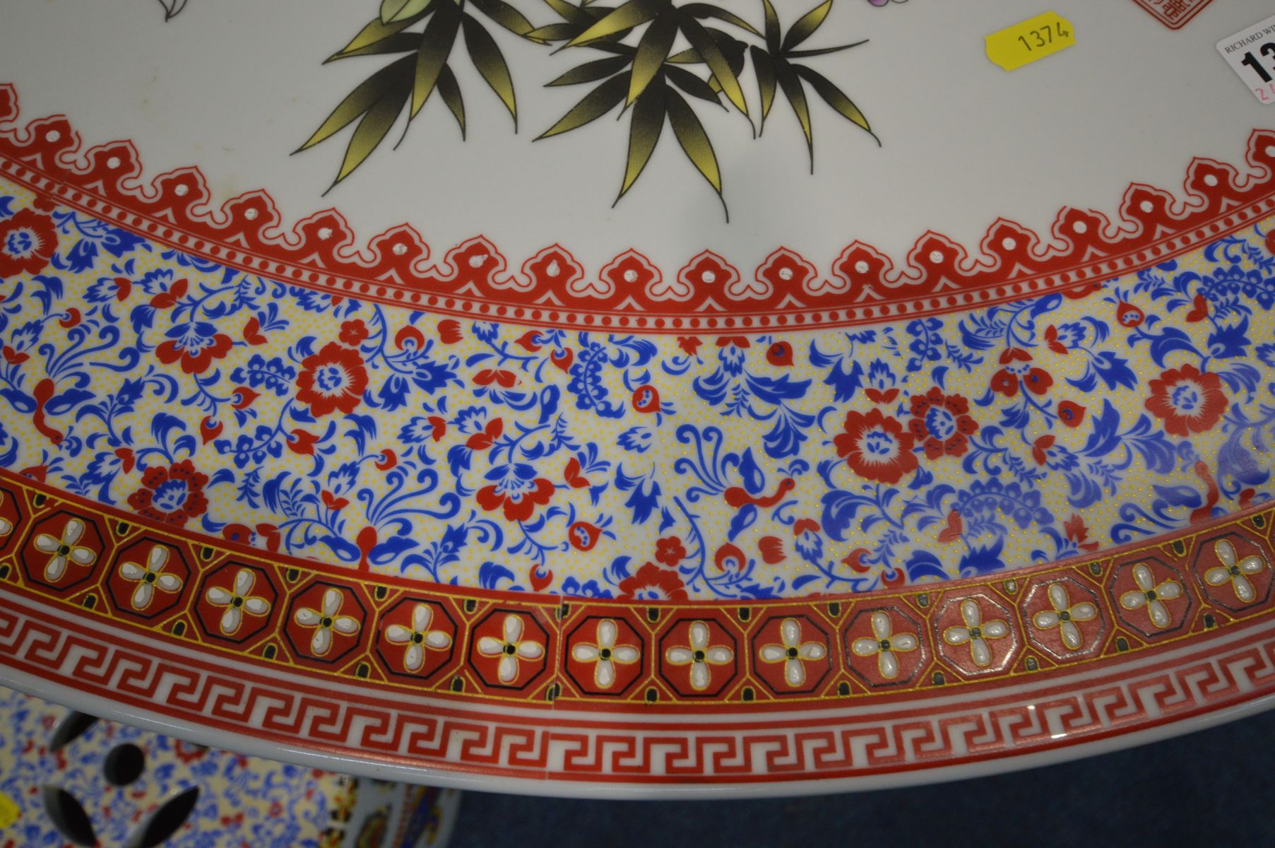 AN ORIENTAL PORCELAIN CIRCULAR TABLE, on a pedestal base, with chinoiserie decoration and majority - Image 4 of 8