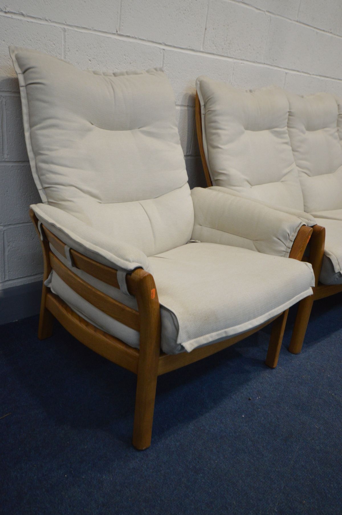 AN ERCOL GOLDEN DAWN ELM FOUR PIECE LOUNGE SUITE, comprising a three seater settee, pair of - Image 3 of 6