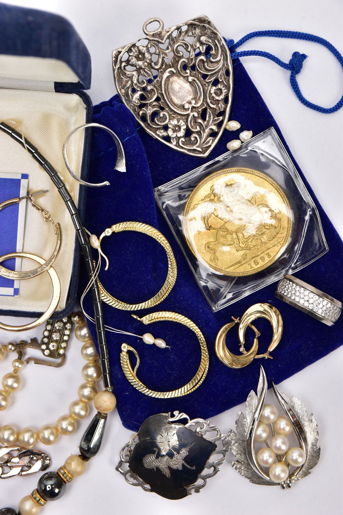A BAG OF ASSORTED JEWELLERY, to include a pair of gold-plated twist hoop earrings, a large white - Image 2 of 4