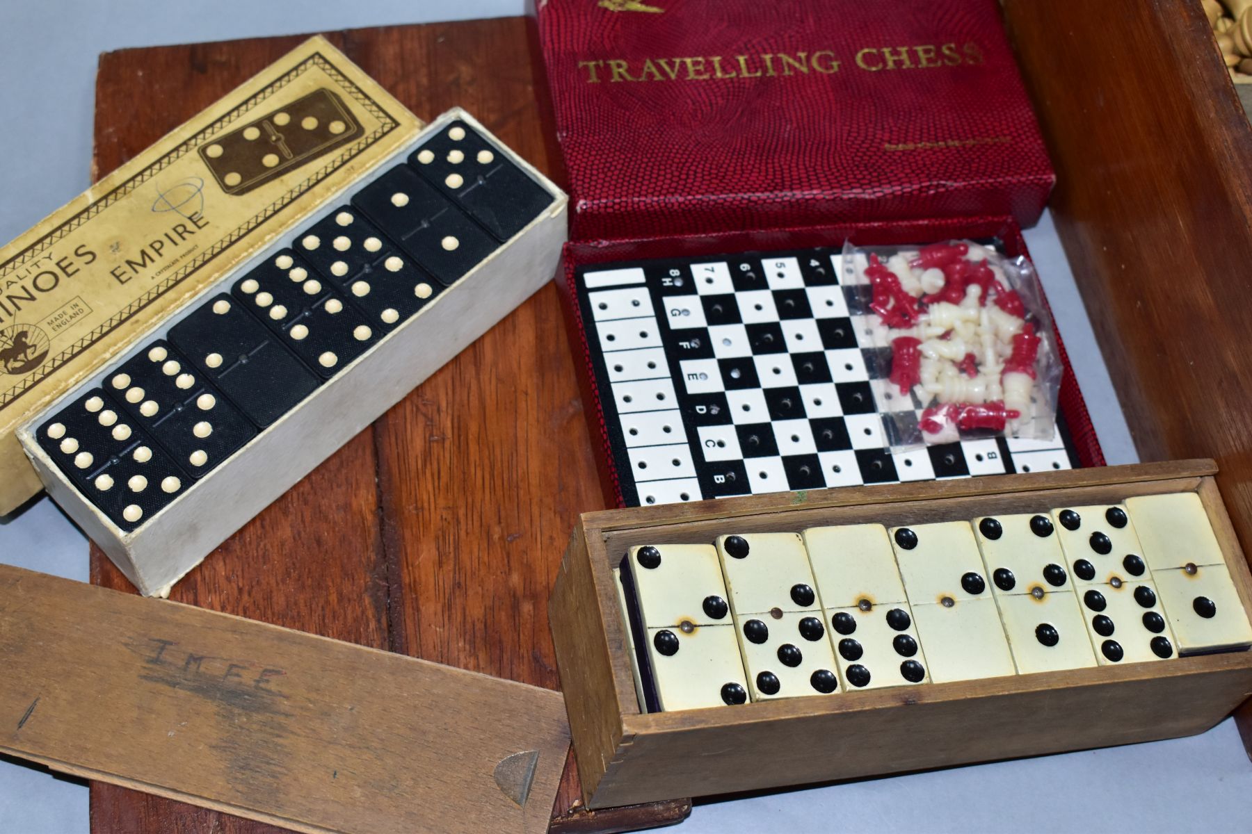 A WOODEN BOX CONTAINING A BOXED SET OF TSL BOXWOOD CHESSMEN, a boxed set of Crystalate dominoes, - Bild 2 aus 3