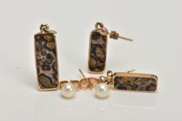A PAIR OF 9CT GOLD JASPER SET EARRINGS AND A MATCHING PENDANT, each earring designed with a