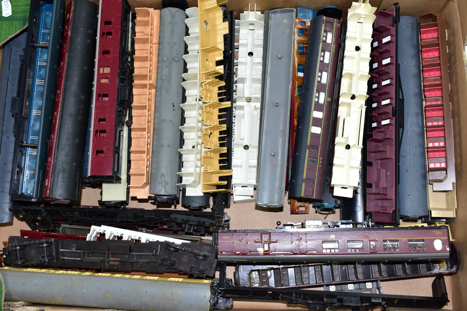 A 00 GAUGE ROLLING STOCK SCRAP YARD, assorted 00 gauge, wagons and passenger coaches in various - Bild 2 aus 7