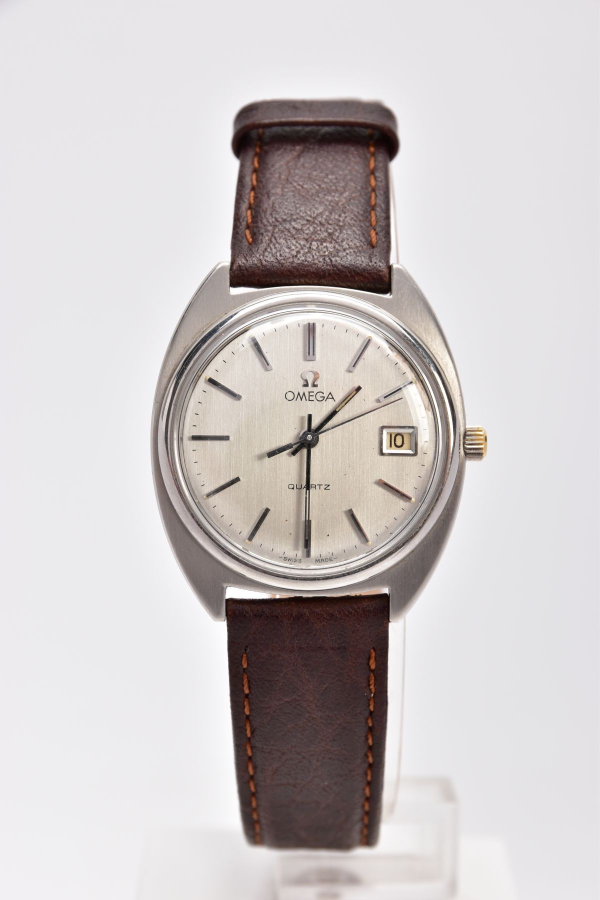 A GENTLEMAN'S OMEGA WRISTWATCH WITH BOX, the quartz watch with circular face, baton markers, date