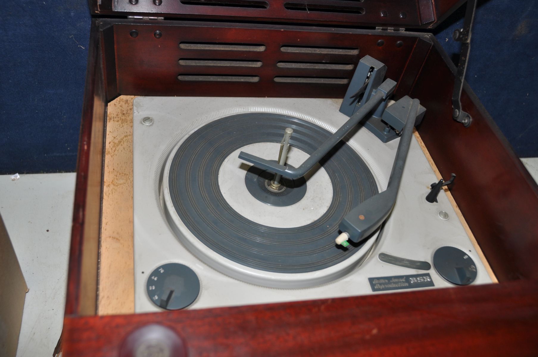 A VINTAGE RCA VICTOR VICTROLA RECORD PLAYER in a Mahogany cabinet with a BSR turntable and spare - Bild 2 aus 4