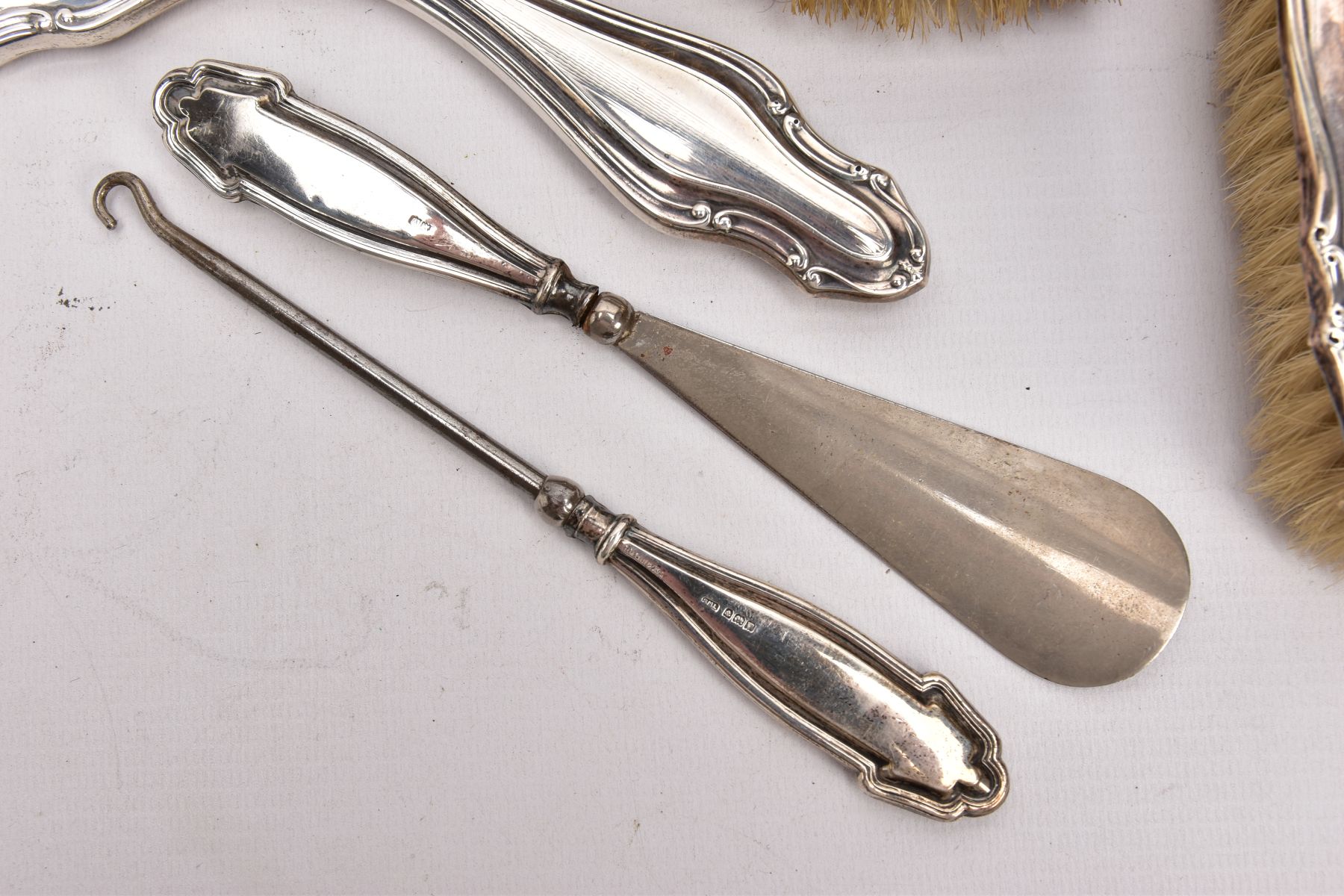A THREE-PIECE SILVER VANITY SET A BUTTON HOOK AND A SHOEHORN, the vanity set comprising of a - Image 6 of 7