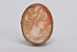 A YELLOW METAL CAMEO BROOCH, of an oval form, depicting a lady in profile, within a collet mount and