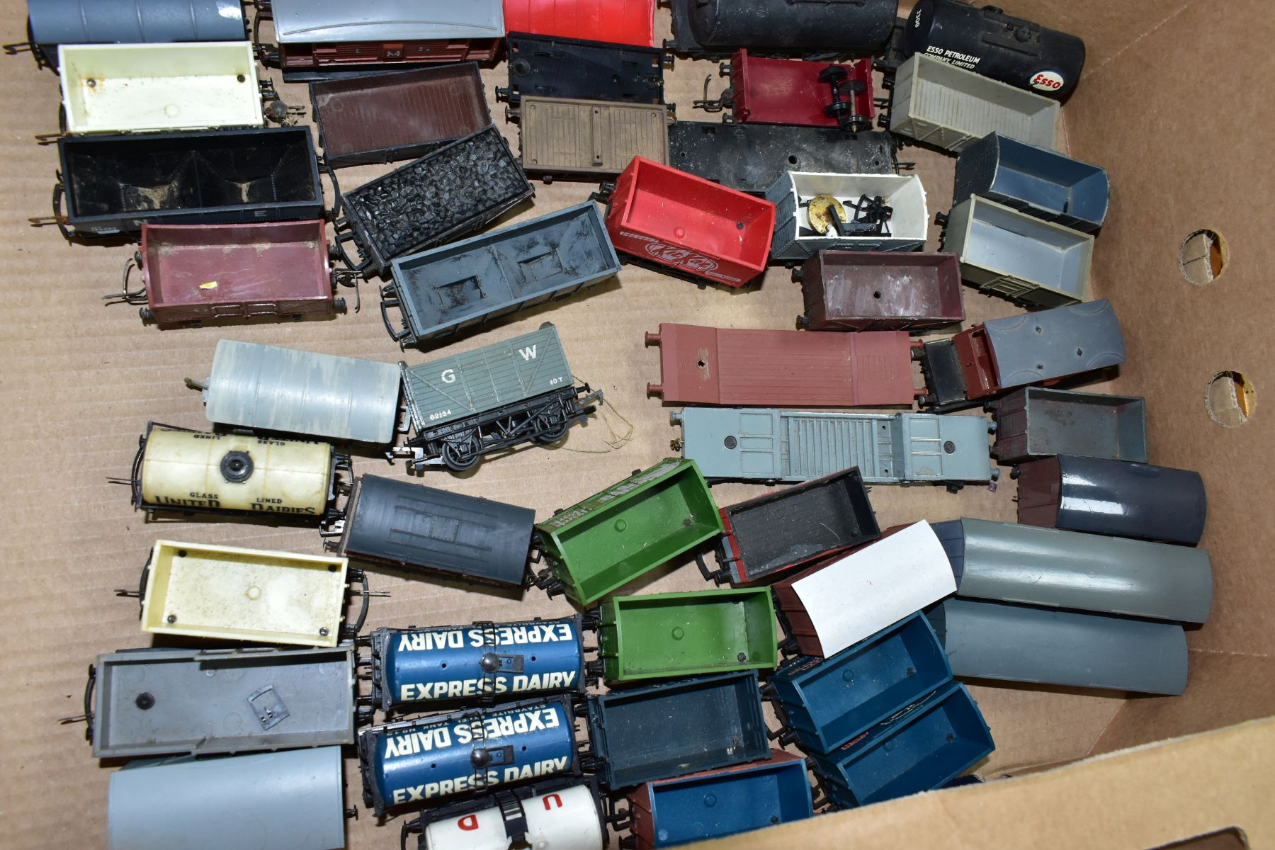 A 00 GAUGE ROLLING STOCK SCRAP YARD, assorted 00 gauge, wagons and passenger coaches in various - Bild 4 aus 7