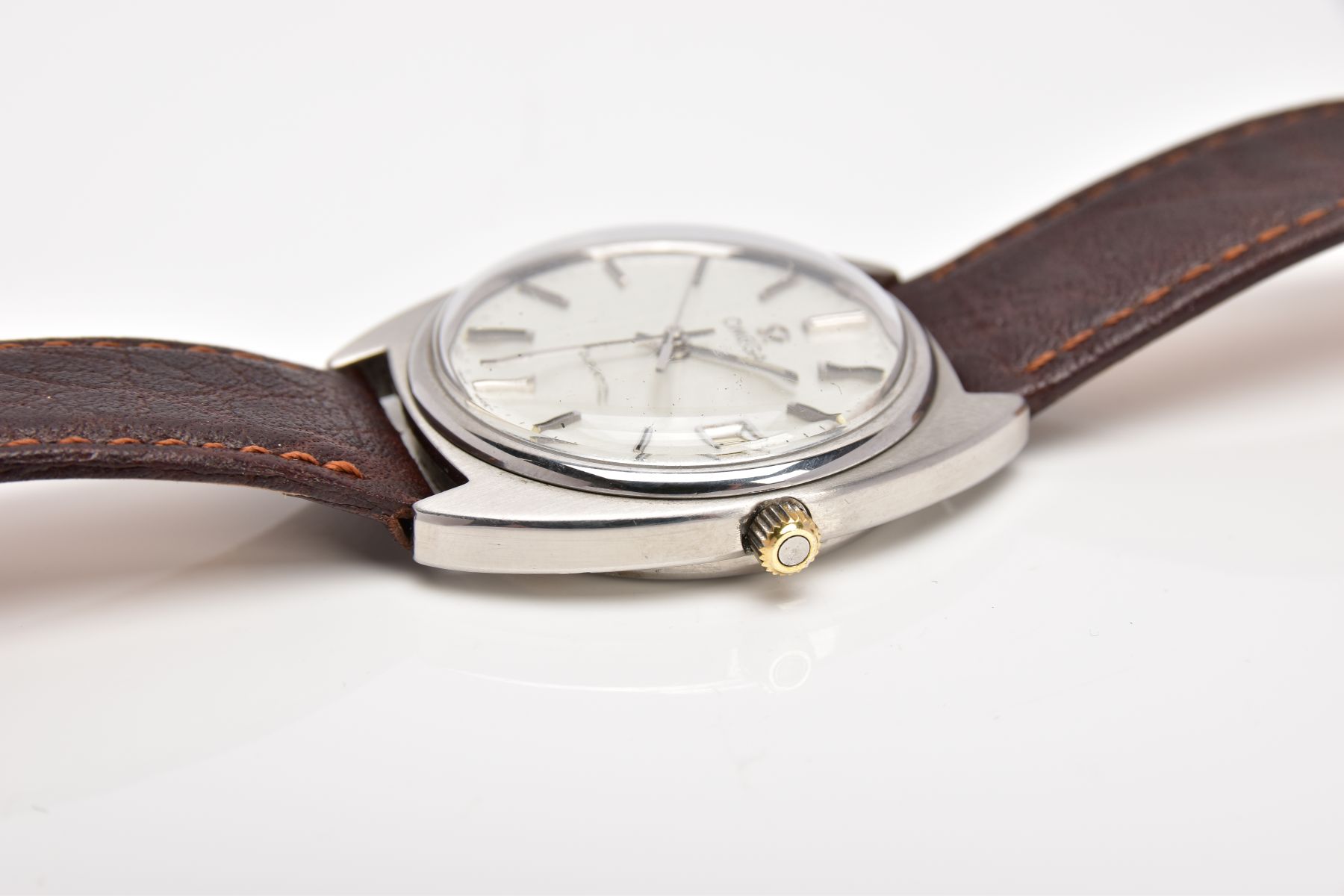 A GENTLEMAN'S OMEGA WRISTWATCH WITH BOX, the quartz watch with circular face, baton markers, date - Image 4 of 6