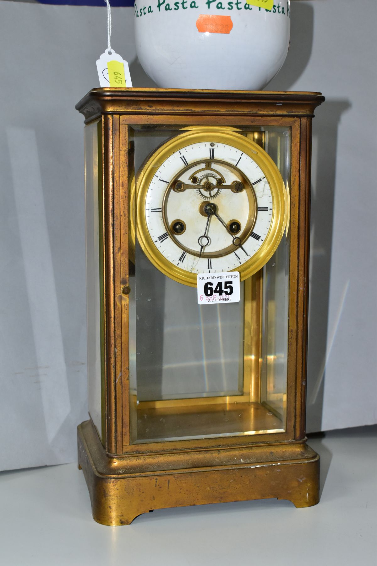 A LATE 19TH CENTURY FRENCH BRASS CASED MANTEL CLOCK OF RECTANGULAR FORM, four glazed panels, white - Bild 2 aus 8