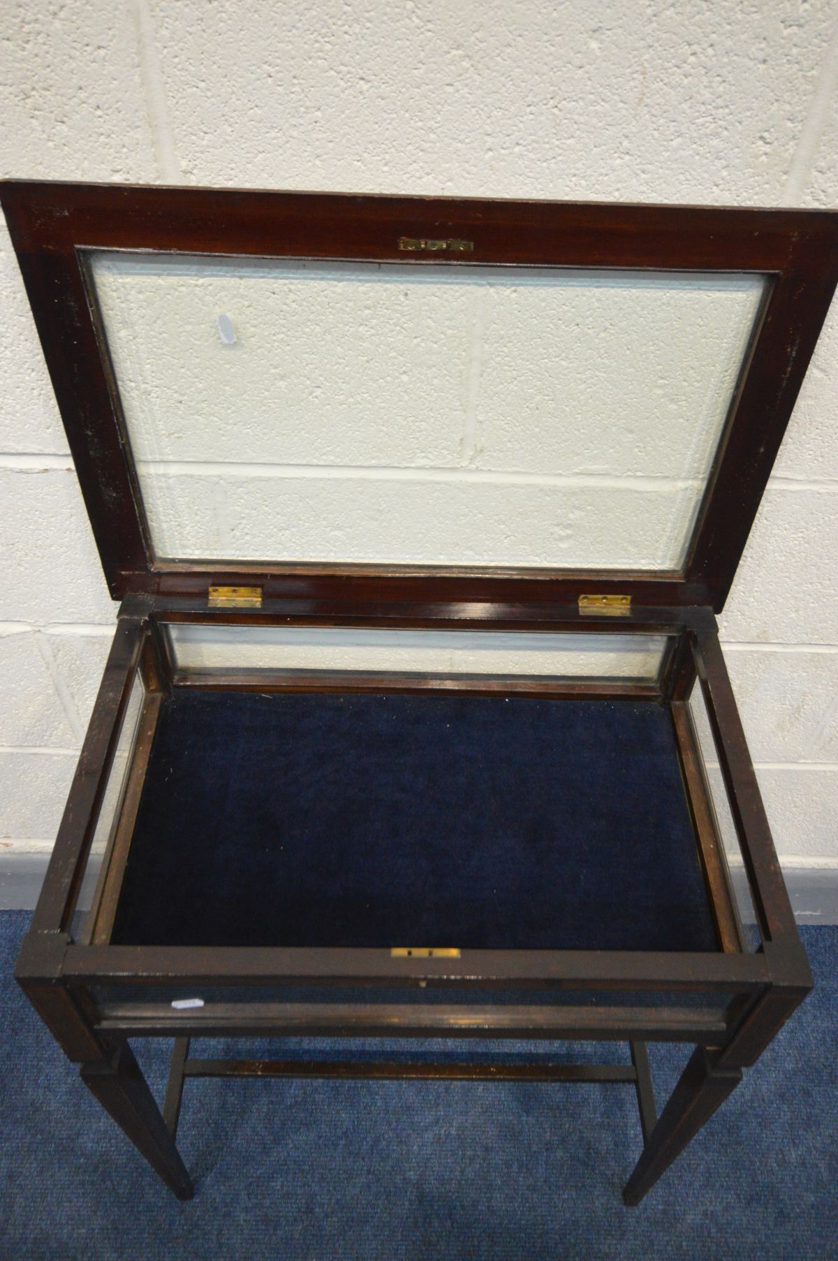 AN EDWARDIAN MAHOGANY AND INLAID BIJOUTERIE TABLE, rectangular form on square tapering legs united - Image 4 of 4