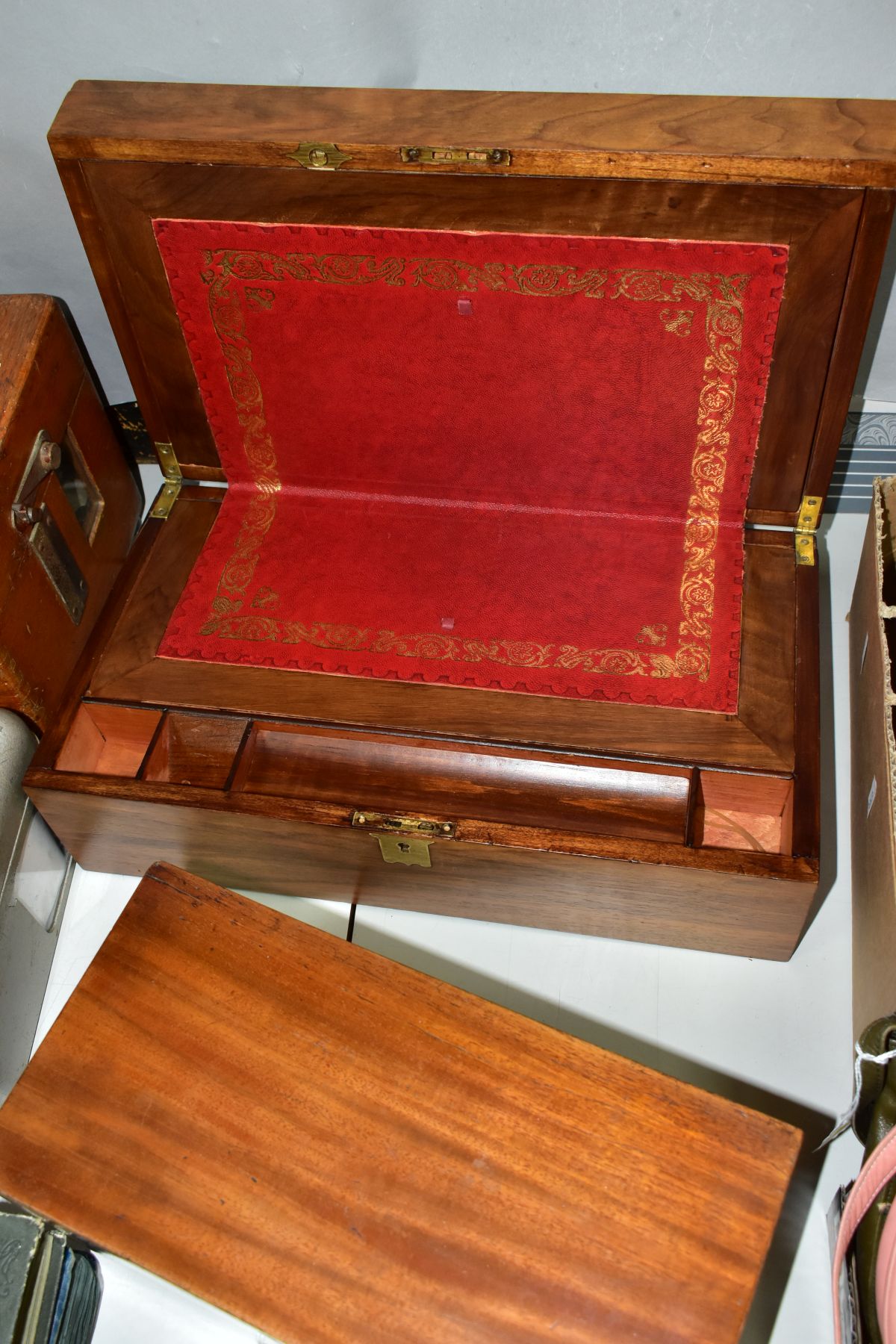 A LATE GEORGIAN MAHOGANY RECTANGULAR BOX AND A VICTORIAN WALNUT WRITING SLOPE, the box with ivory - Bild 5 aus 6