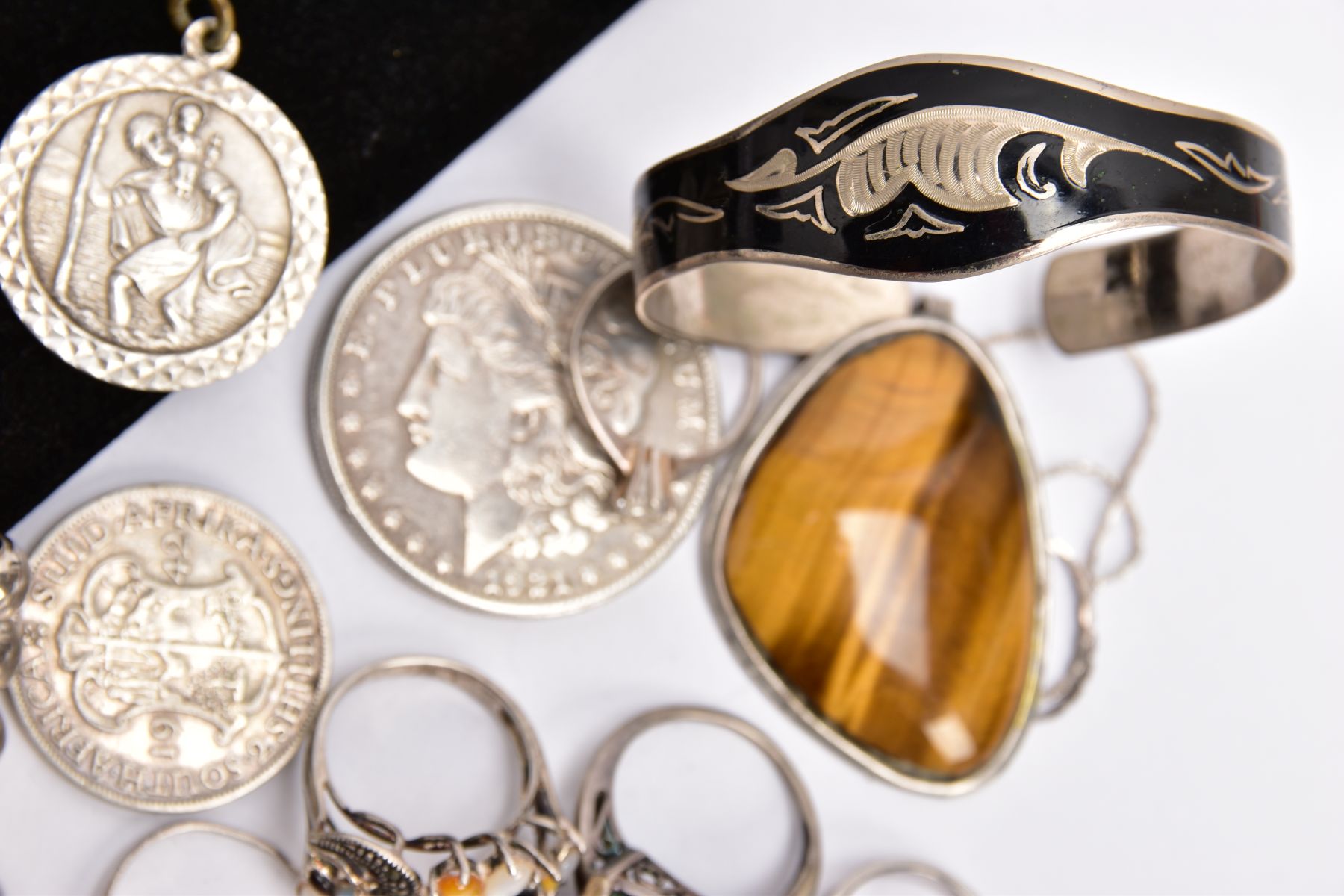 A SELECTION OF SILVER AND WHITE METAL JEWELLERY, to include a triangular tiger's eye cabochon - Image 2 of 4