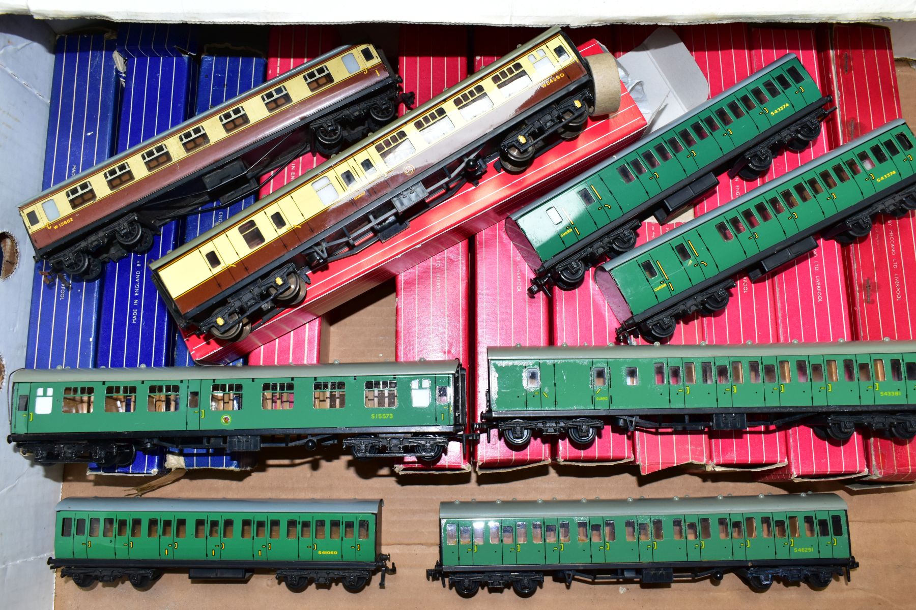 A QUANTITY OF BOXED AND UNBOXED HORNBY DUBLO PASSENGER COACHES, majority are assorted tinplate