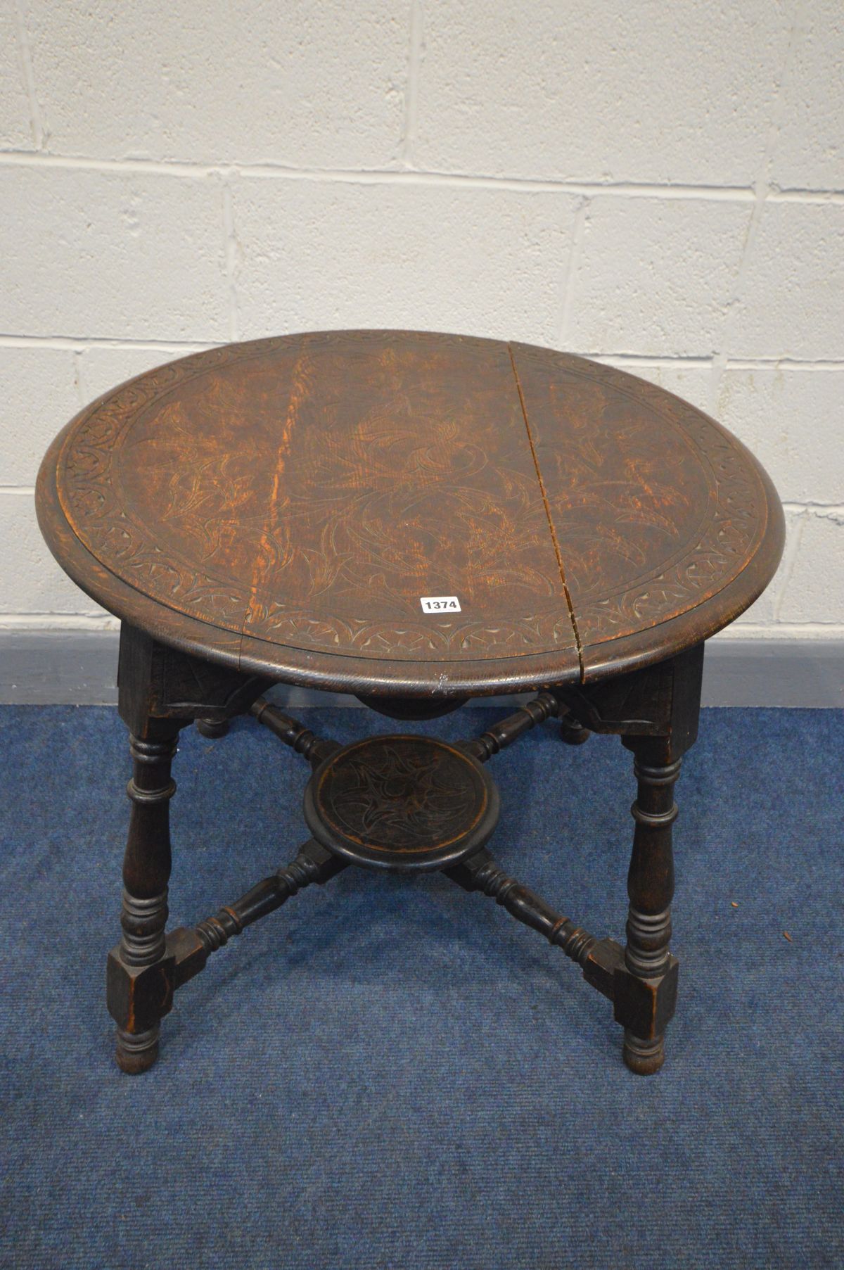 AN EARLY 20TH CENTURY CARVED OAK CIRCULAR CENTRE TABLE, on turned and block legs, united by