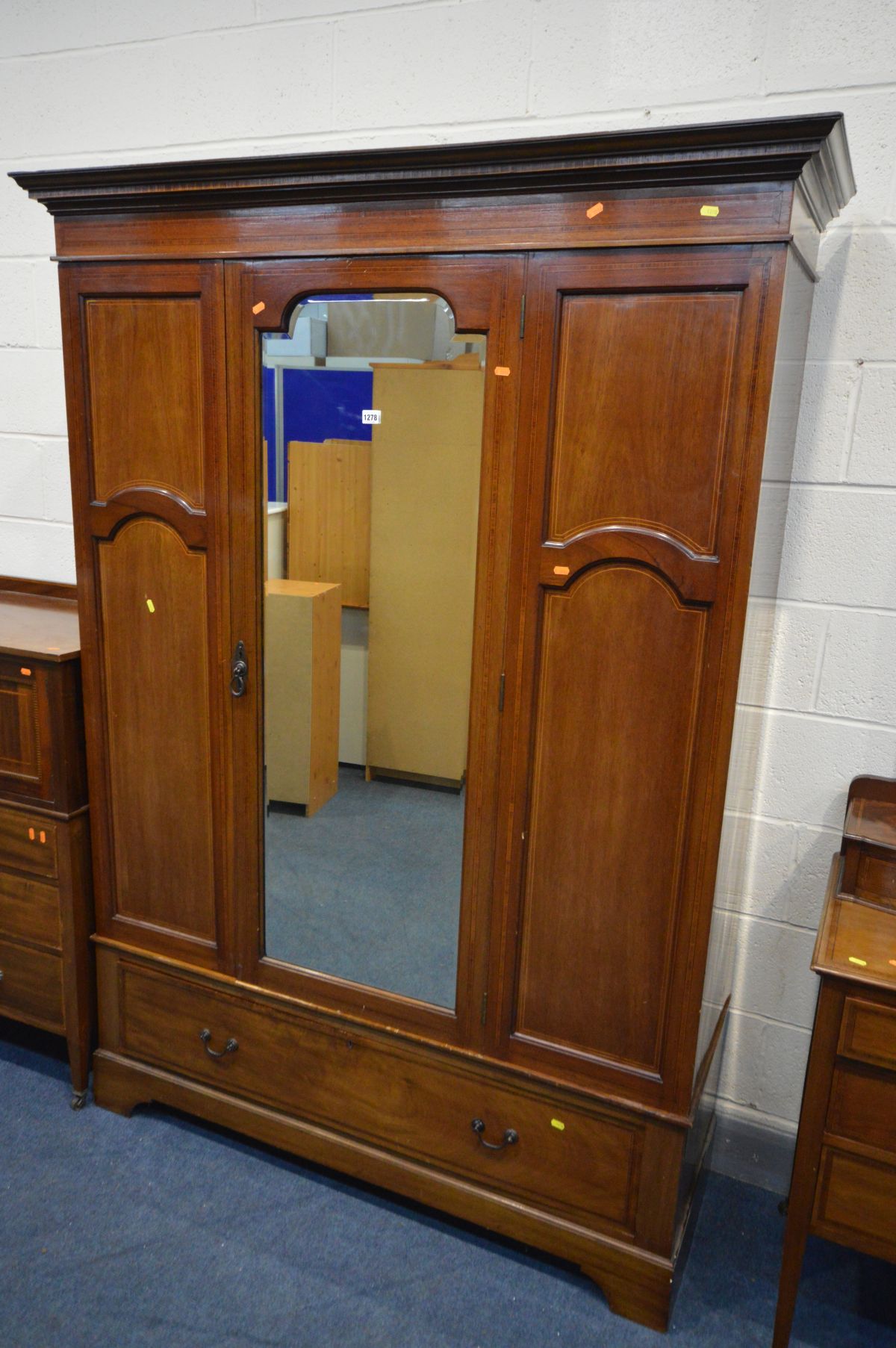 A MATCHED EDWARDIAN MAHOGANY AND BOX INLAID THREE PIECE BEDROOM SUITE, comprising a single door - Image 2 of 5