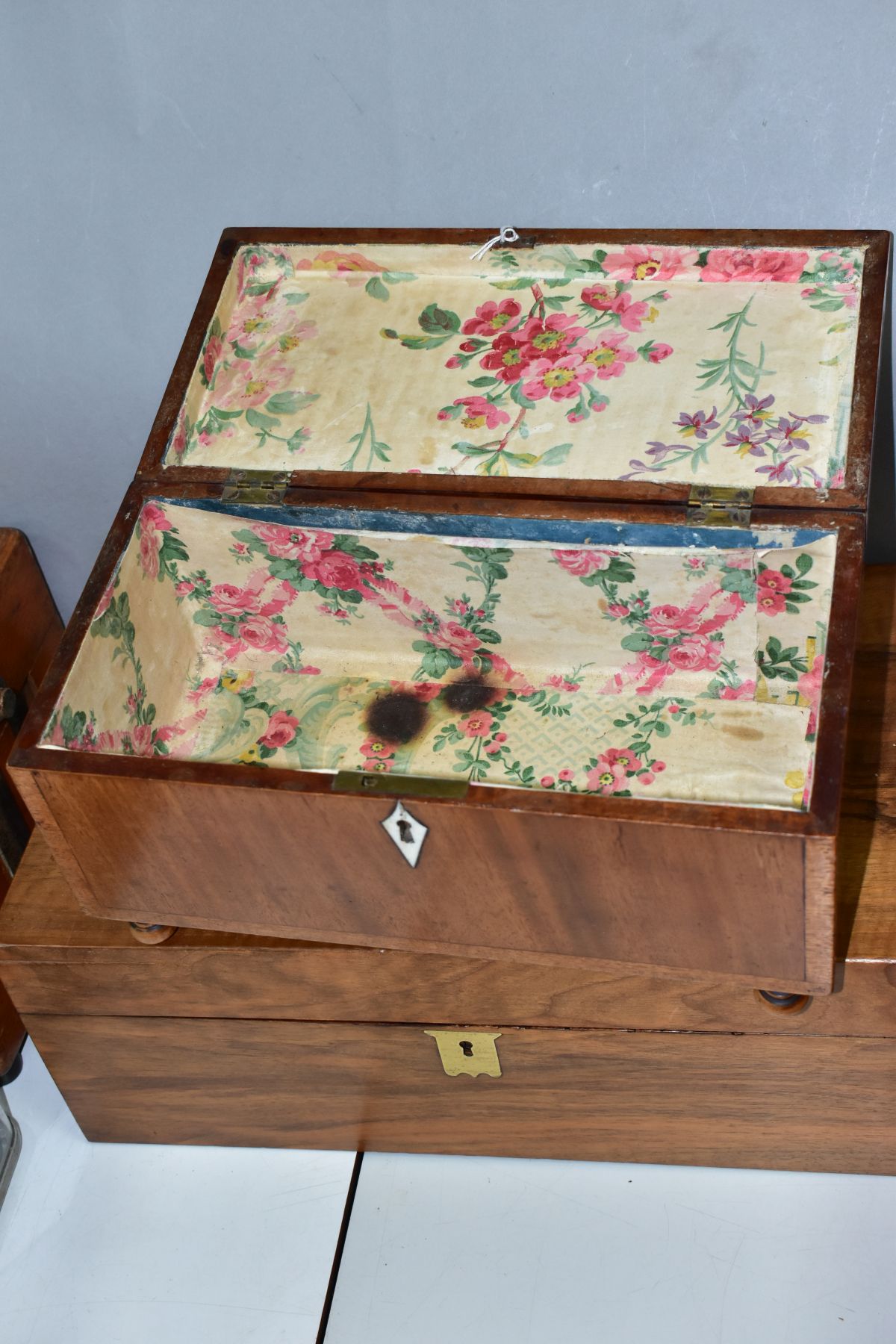 A LATE GEORGIAN MAHOGANY RECTANGULAR BOX AND A VICTORIAN WALNUT WRITING SLOPE, the box with ivory - Bild 2 aus 6