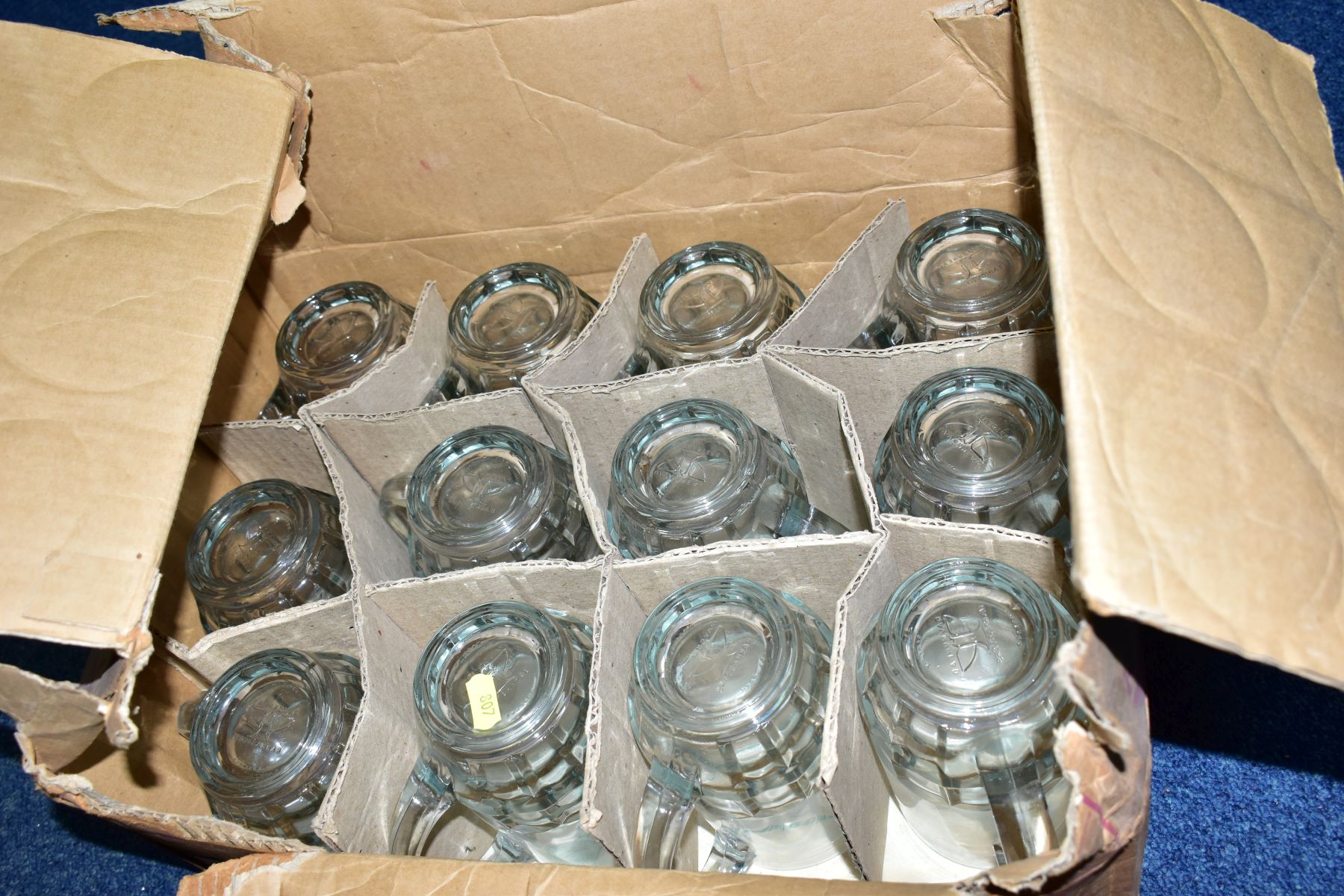 TWO BOXES OF GLASSWARES, to include twelve Ravenhead Barmasters tankards in original box, - Bild 3 aus 3
