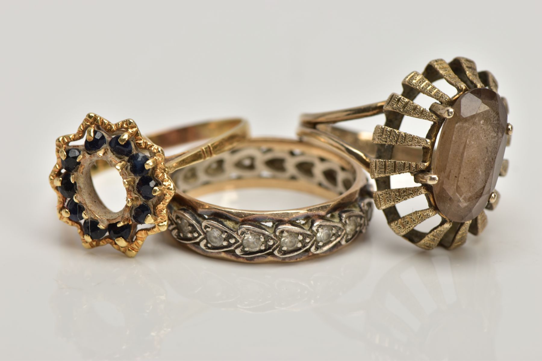 A 9CT GOLD DRESS RING AND TWO YELLOW METAL RINGS, the first of an oval shape set with an oval cut - Image 4 of 4