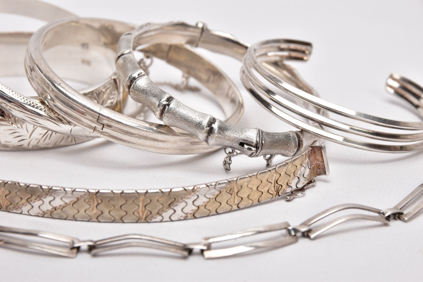 A PARCEL OF SILVER AND WHITE METAL BANGLES AND BRACELETS, to include a wide silver hinged bangle, - Image 4 of 4