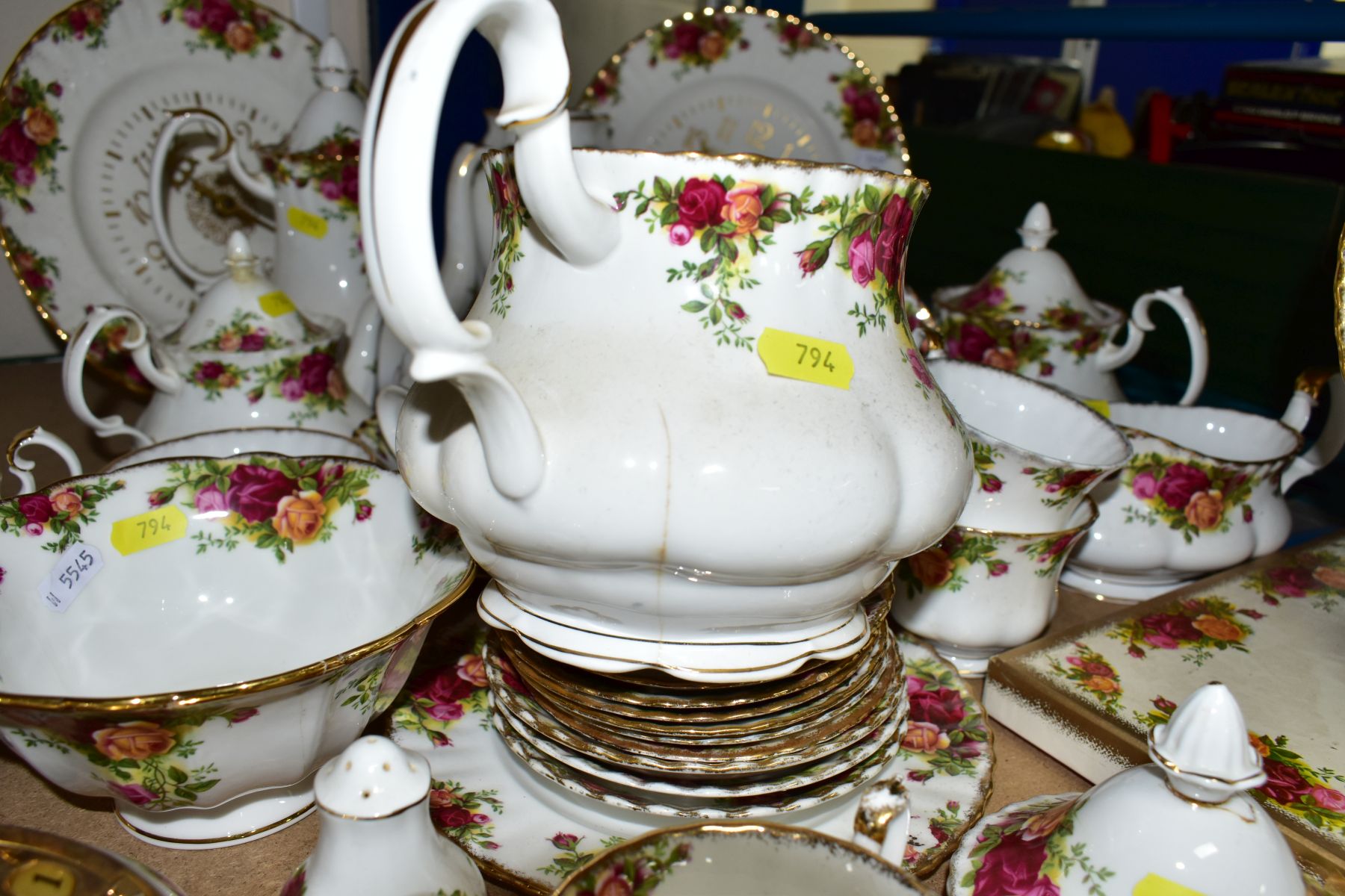 FIFTY TWO PIECES OF ROYAL ALBERT 'OLD COUNTRY ROSES' TEA/DINNERWARES AND OTHER ITEMS, comprising - Image 6 of 6