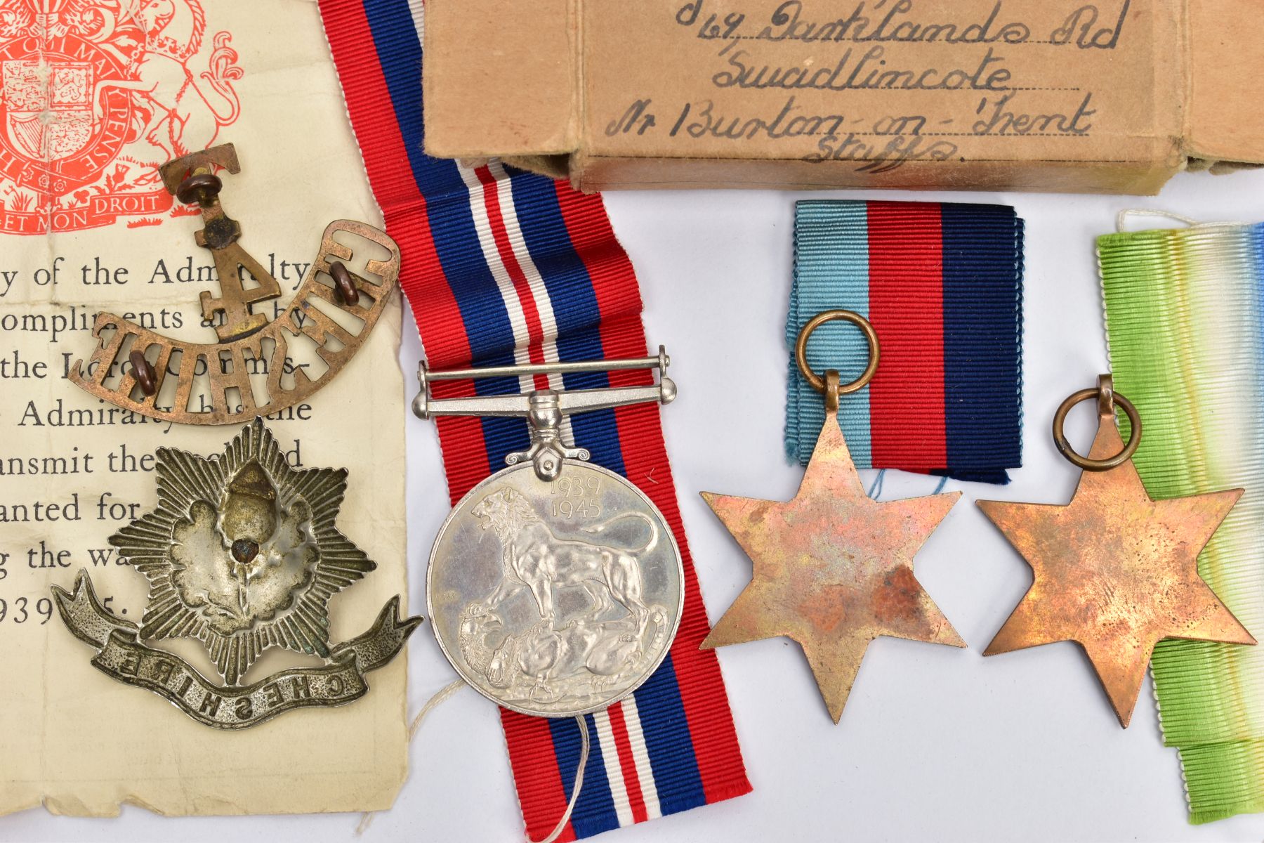 AN ORIGINAL WW2 BOX OF ISSUE (Naval) containing the 1939-45, Atlantic Stars & War medal, ribbons - Bild 4 aus 4