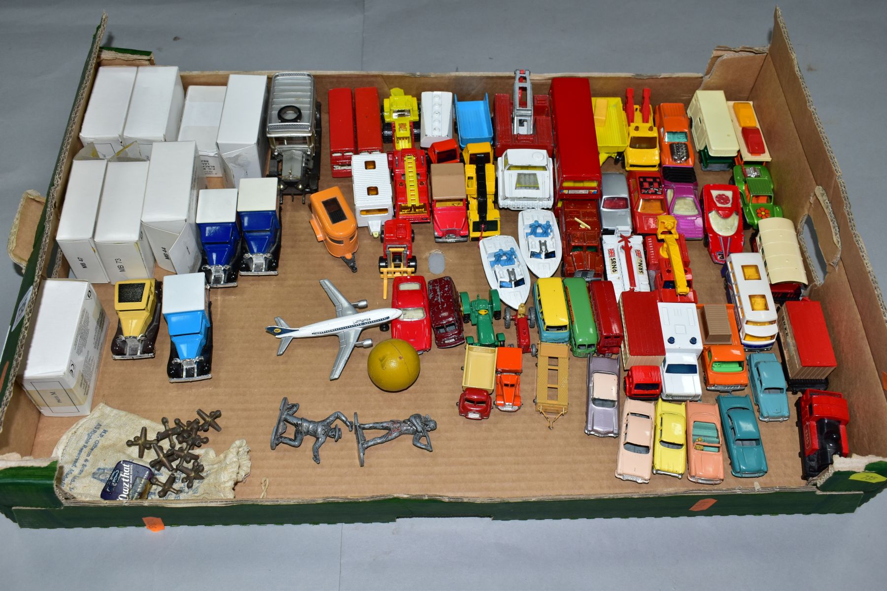 A QUANTITY OF BOXED AND UNBOXED DIECAST VEHICLES, to include a quantity of unboxed and assorted