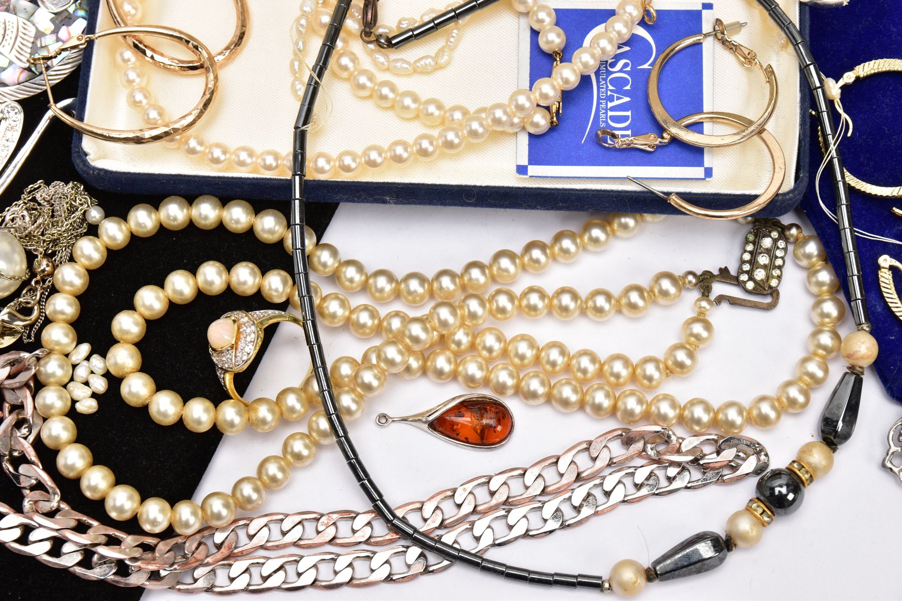A BAG OF ASSORTED JEWELLERY, to include a pair of gold-plated twist hoop earrings, a large white - Image 4 of 4