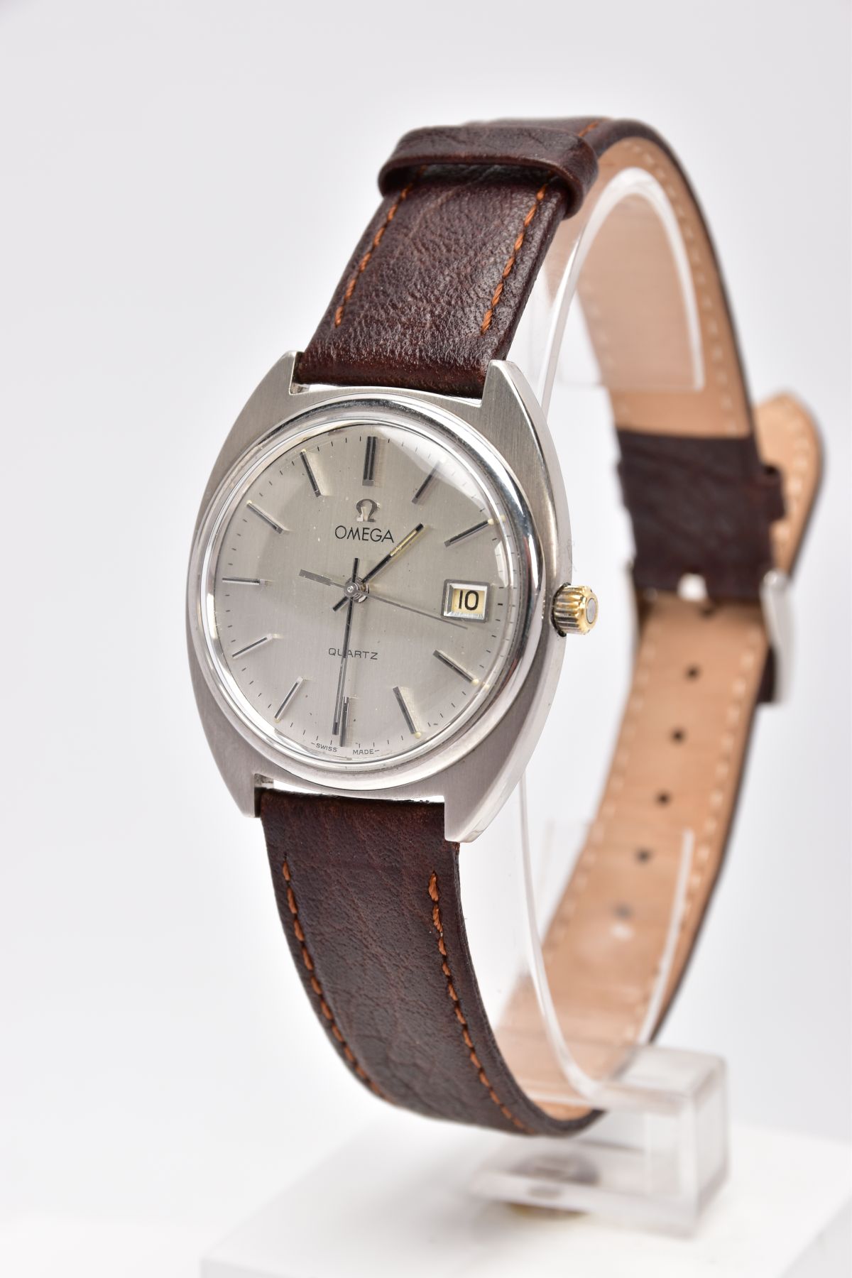 A GENTLEMAN'S OMEGA WRISTWATCH WITH BOX, the quartz watch with circular face, baton markers, date - Image 2 of 6