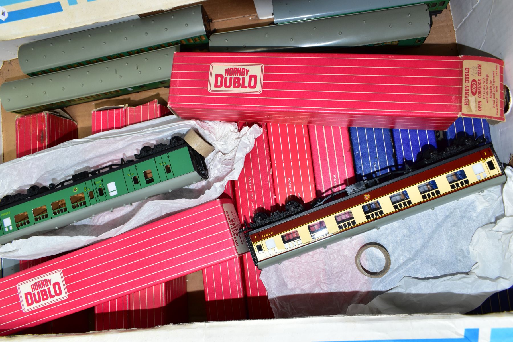 A QUANTITY OF BOXED AND UNBOXED HORNBY DUBLO PASSENGER COACHES, majority are assorted tinplate - Bild 3 aus 3