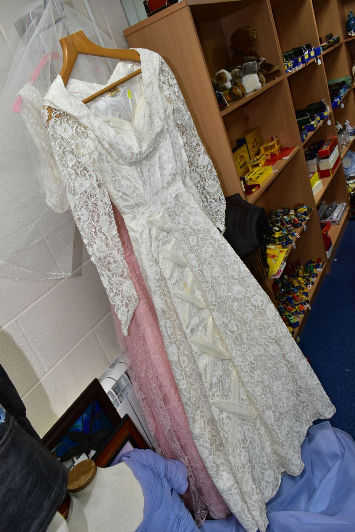AN ISOBEL LTD OF BIRMINGHAM CREAM LACE OVER SATIN BRIDAL GOWN AND NET VEIL ATTACHED TO FLORAL HEAD - Bild 9 aus 10