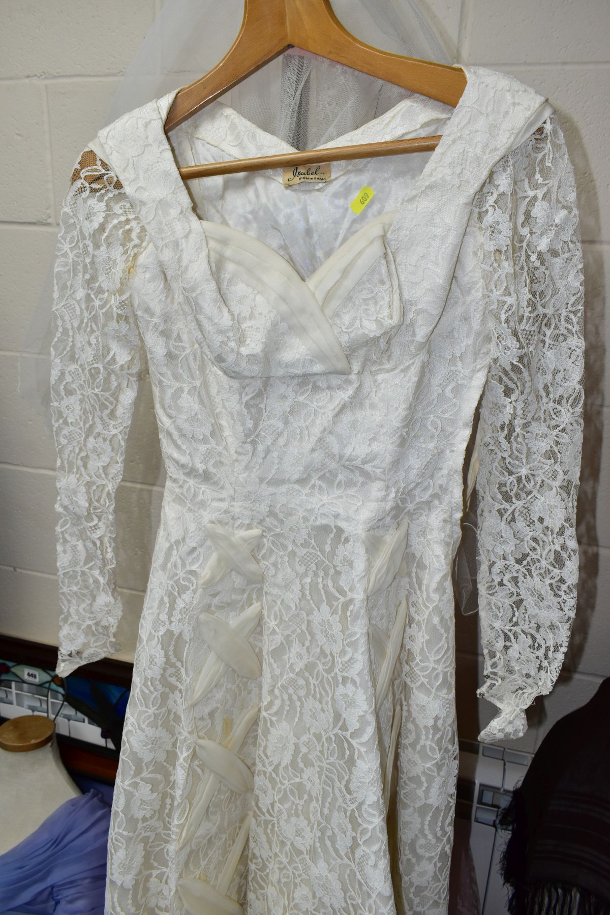 AN ISOBEL LTD OF BIRMINGHAM CREAM LACE OVER SATIN BRIDAL GOWN AND NET VEIL ATTACHED TO FLORAL HEAD - Bild 8 aus 10