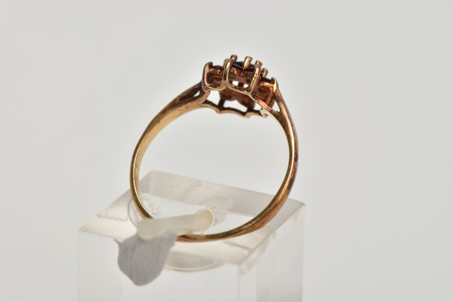 A 9CT GOLD GARNET CLUSTER RING, flower shape cluster set with circular cut garnets, tapered - Image 3 of 4