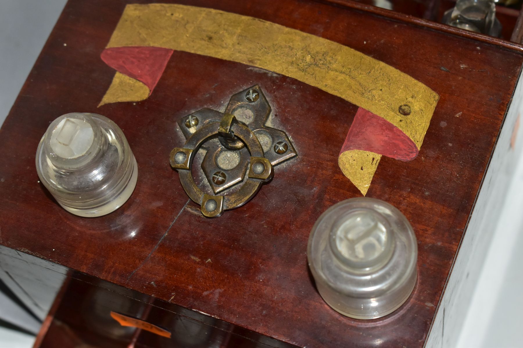 A VICTORIAN MAHOGANY CASED APOTHECARY'S BOX OF RECTANGULAR FORM, the two sliding lids fitted with - Bild 2 aus 4