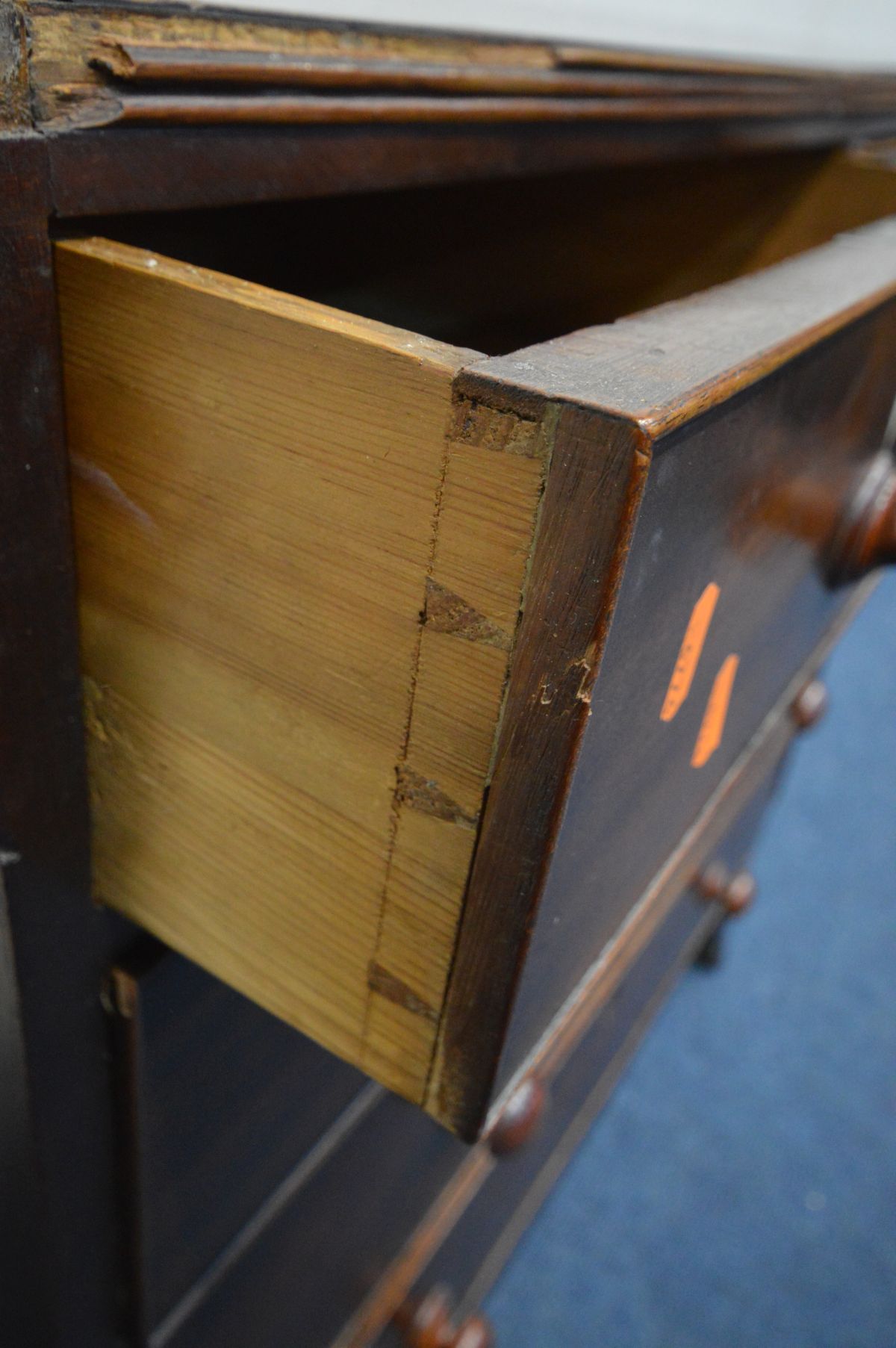 A GEORGIAN OAK CHEST OF TWO OVER THREE LONG DRAWERS, on bracket feet, width 98cm x depth 47cm x - Image 3 of 5