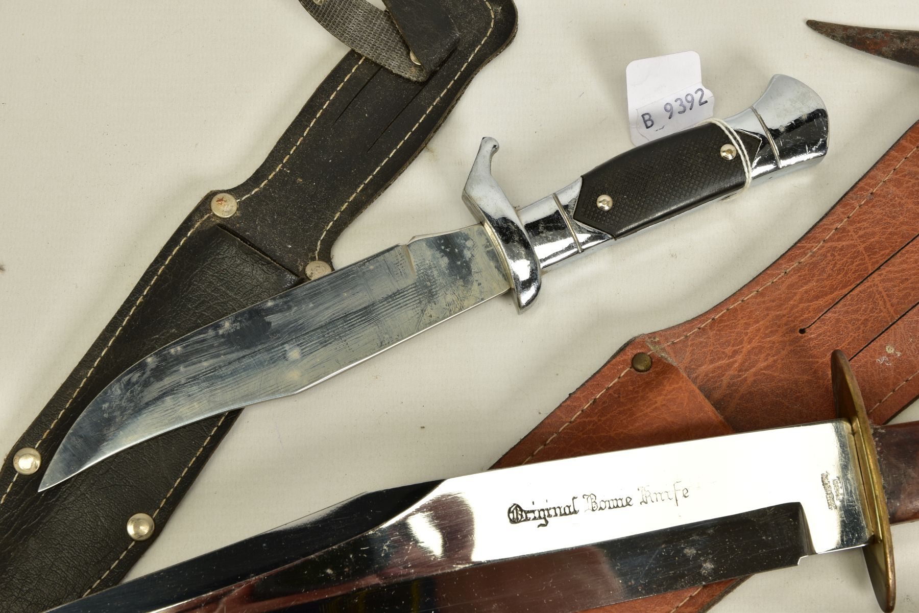 FOUR x MODERN KNIVES/DAGGERS, one is a Bowie knife style, three have scabbards, camping/hunting - Image 4 of 5