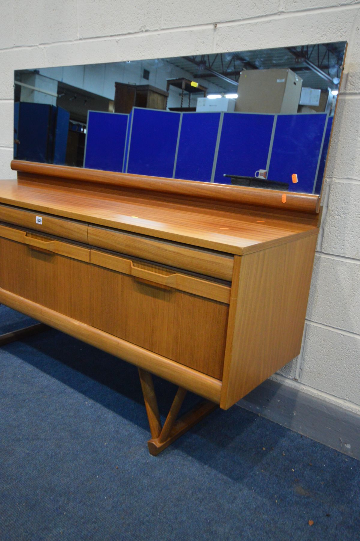 A MID 20TH CENTURY AFROMOSIA TEAK DRESSING TABLE, possible Elliotts of Newbury, with a rectangular - Image 5 of 5