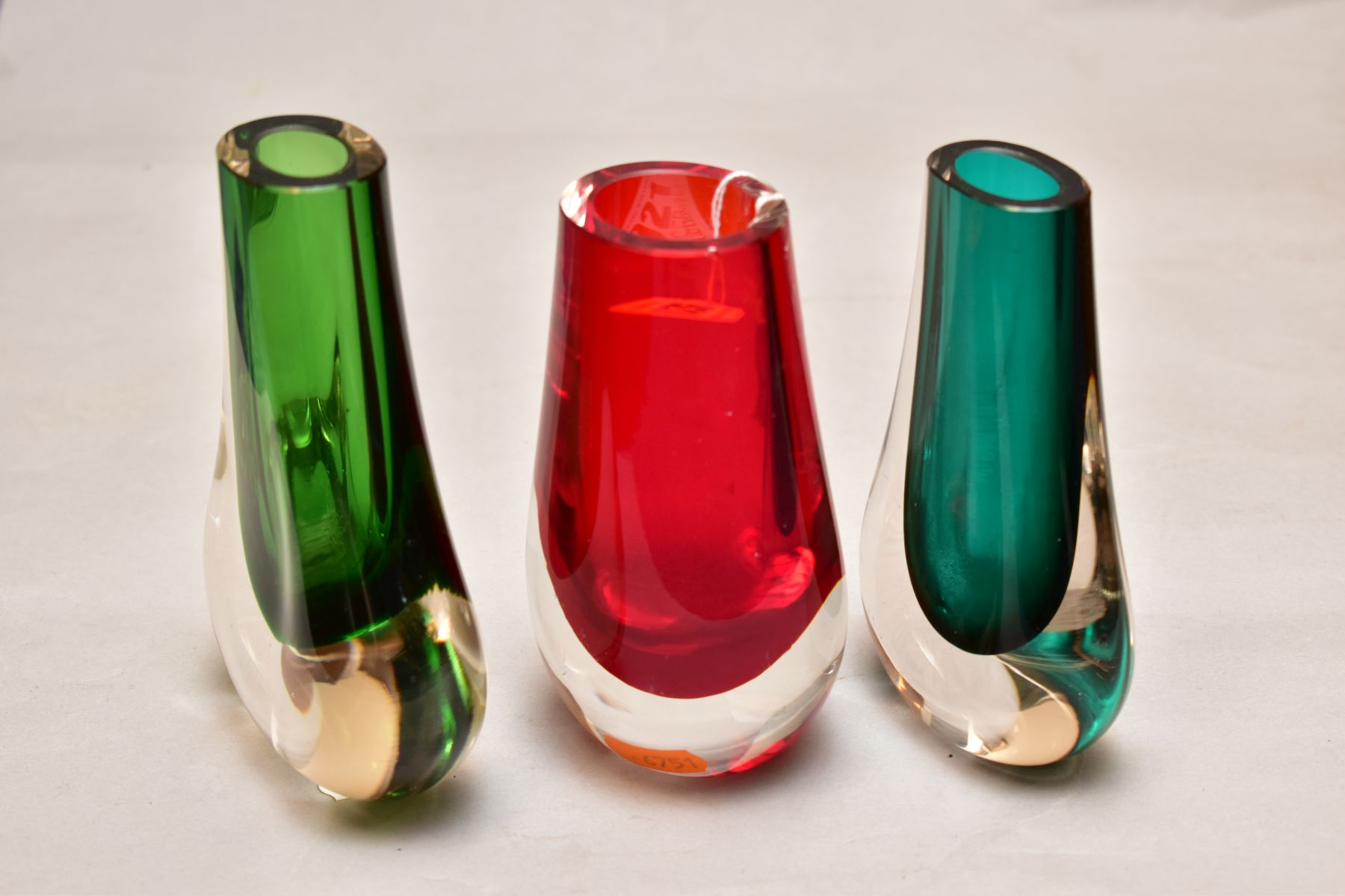 THREE WHITEFRIARS CASED GLASS VASES, comprising two ham bone vases in green, height 14.5cm and - Bild 2 aus 2