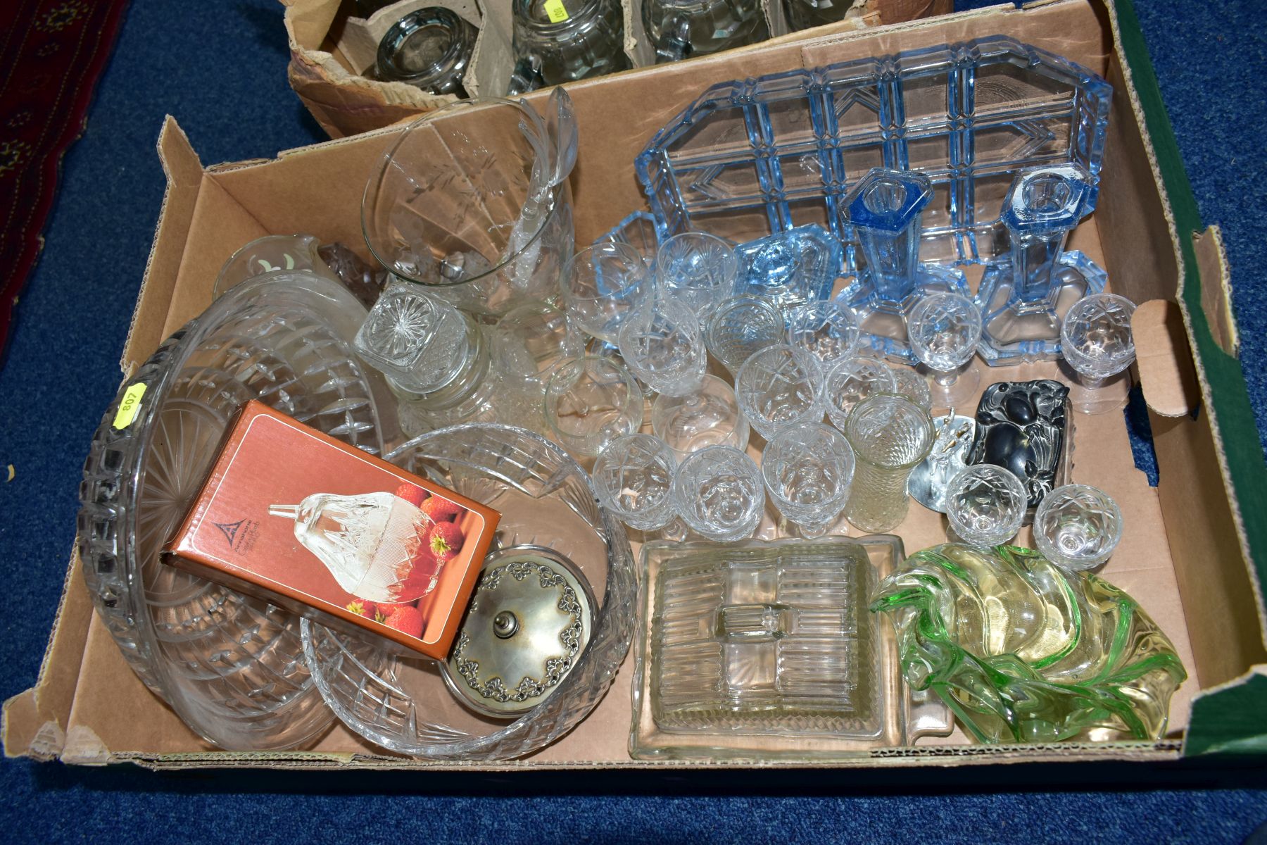 TWO BOXES OF GLASSWARES, to include twelve Ravenhead Barmasters tankards in original box, - Bild 2 aus 3