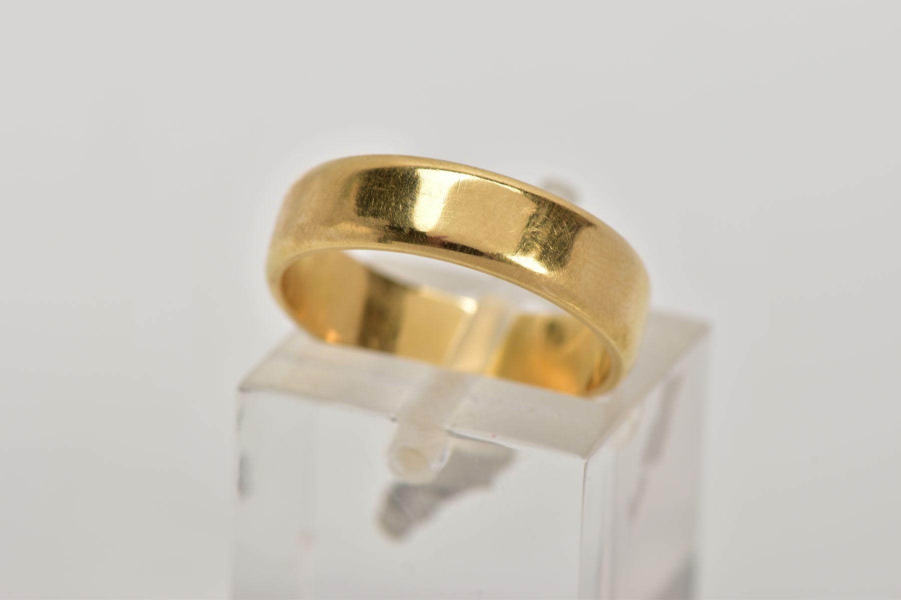 AN 18CT GOLD WIDE WEDDING BAND, plain polished design, approximate width 4.9mm, hallmarked 18ct gold