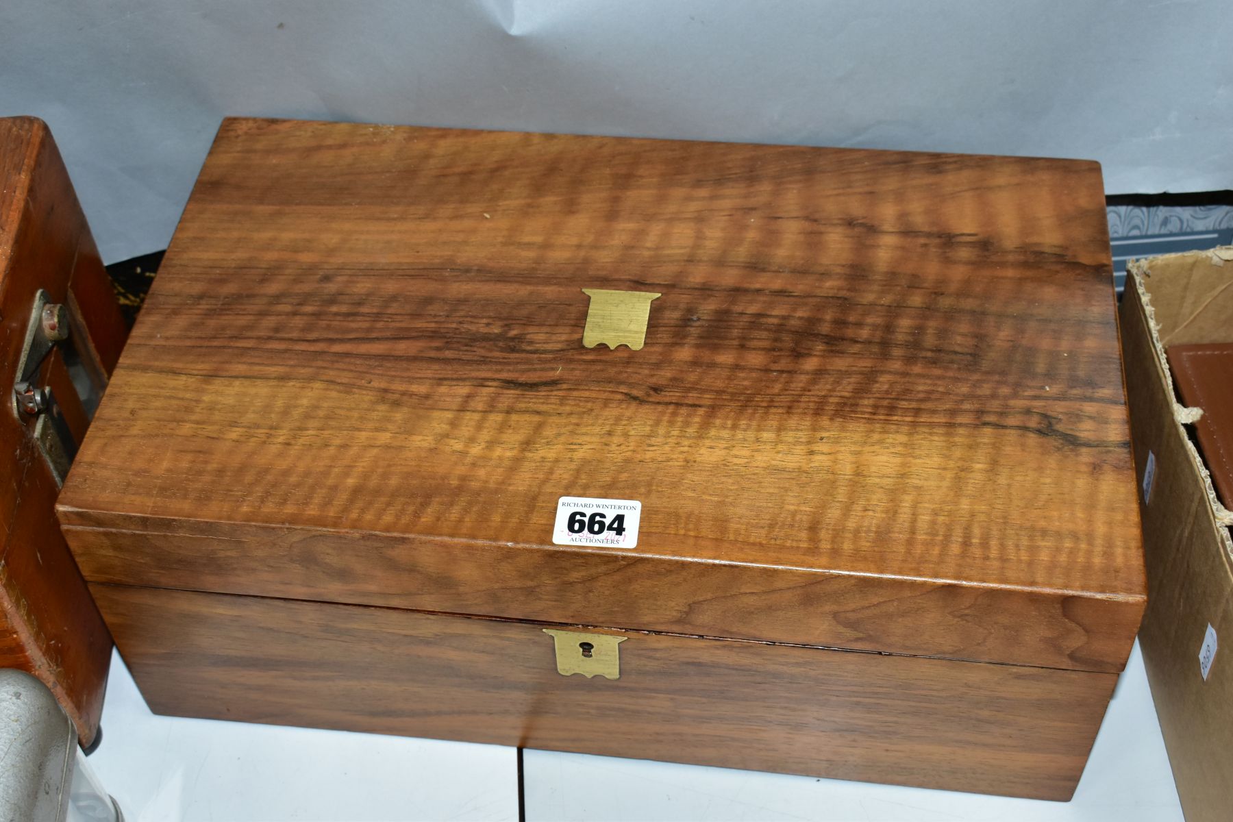 A LATE GEORGIAN MAHOGANY RECTANGULAR BOX AND A VICTORIAN WALNUT WRITING SLOPE, the box with ivory - Bild 4 aus 6