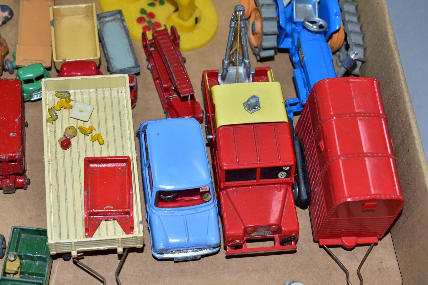 A QUANTITY OF UNBOXED AND ASSORTED PLAYWORN DIECAST VEHICLES, to include Spot-On Austin A40 - Image 5 of 6