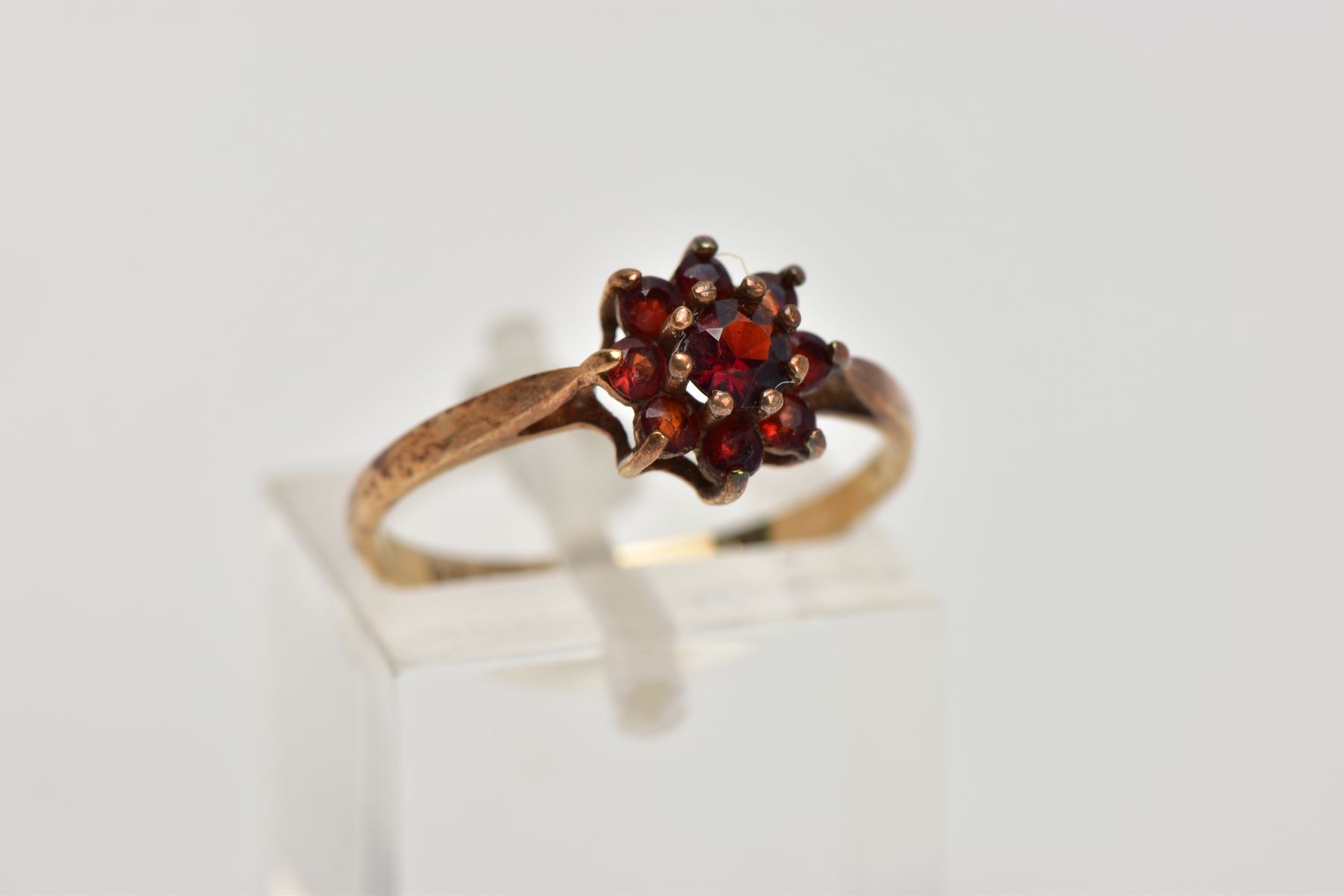 A 9CT GOLD GARNET CLUSTER RING, flower shape cluster set with circular cut garnets, tapered - Image 4 of 4